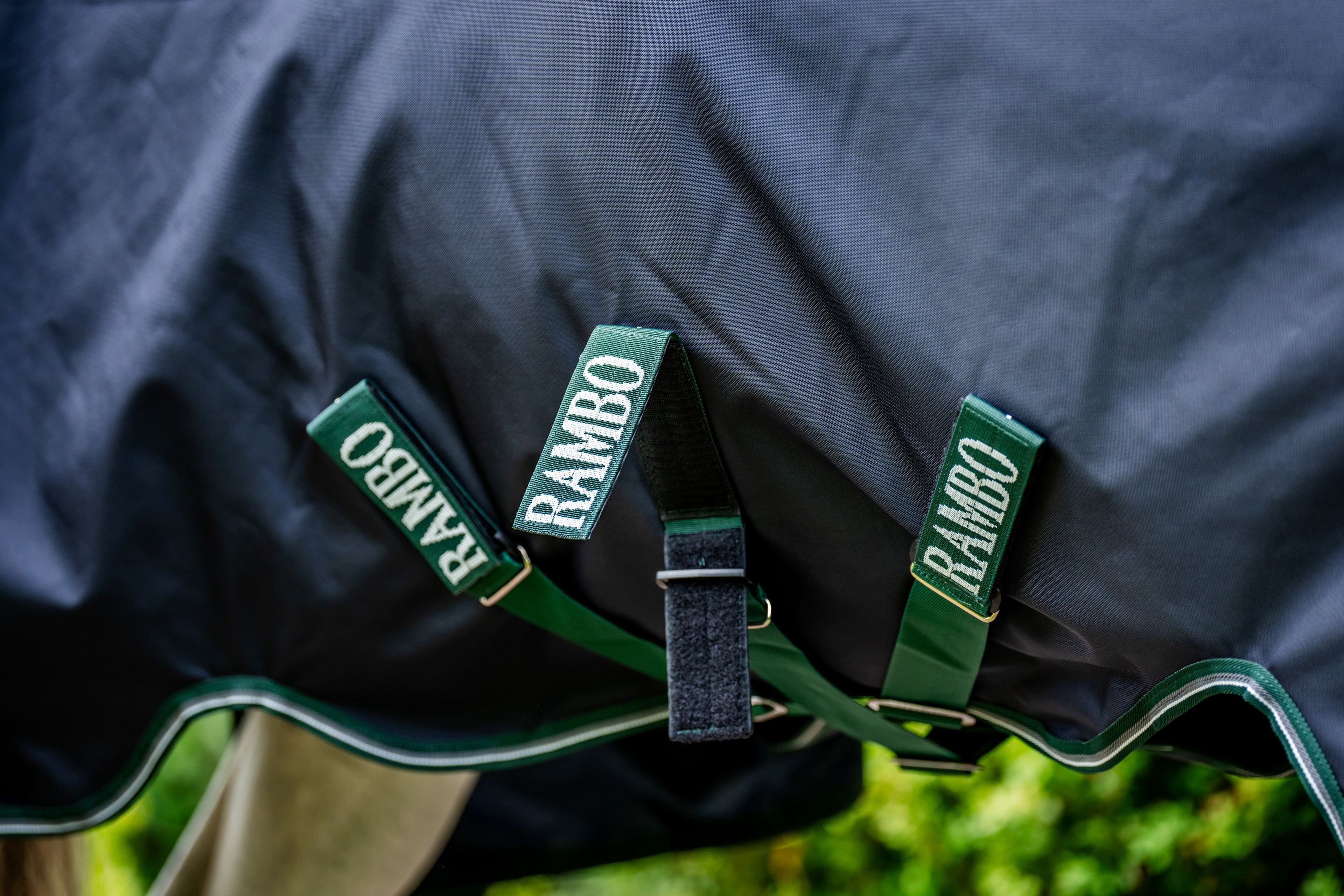 Rambo 1680D Ballistic Nylon, Wug Turnout 50g – Ekstrem styrke med maksimal komfort Regndækken / Overgangsdækken