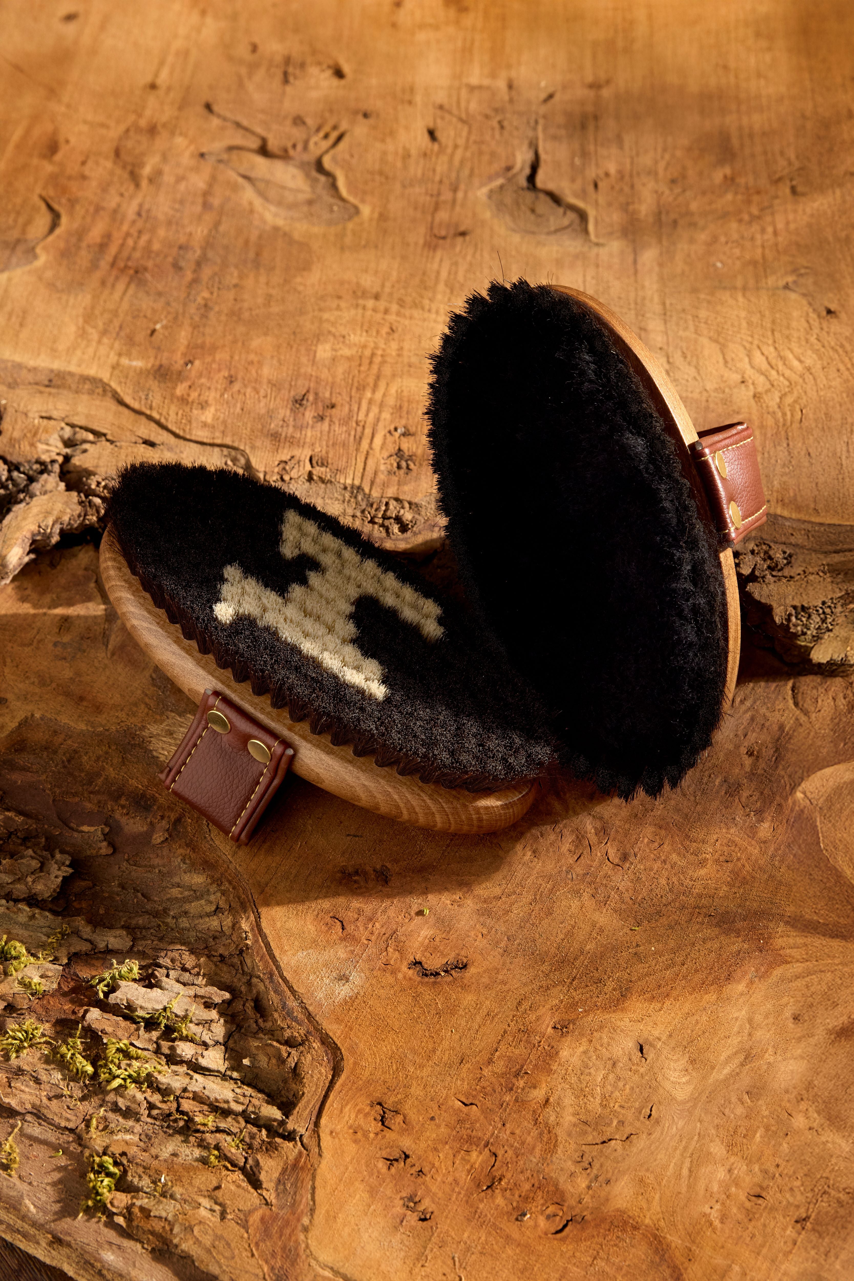 Horseware Signature Polish Brush / Strigle. Glansbørste – Den perfekte finish til en skinnende pels