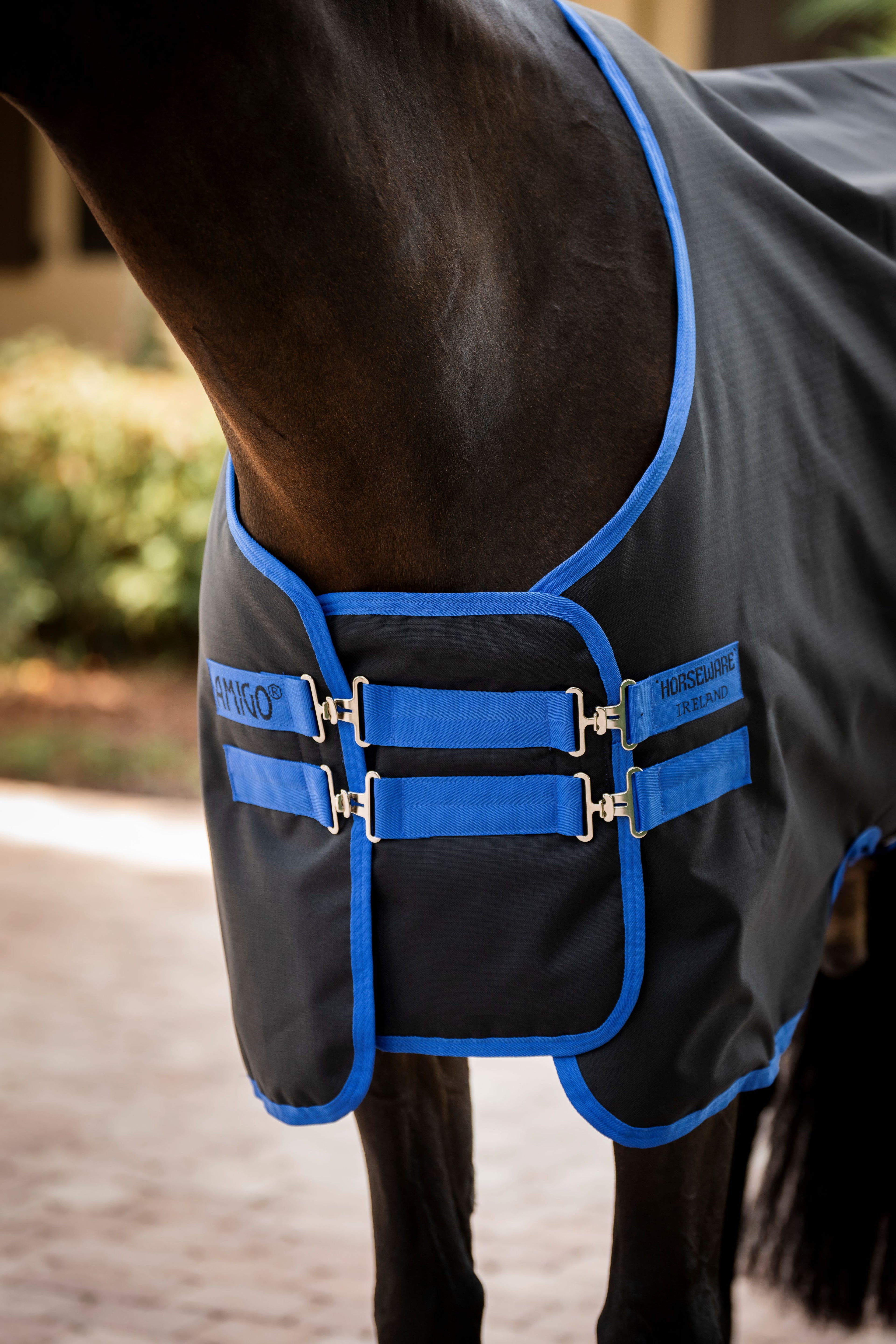 Amigo Straight Front Brystudvider Black/Classic Blue - Ekstra plads til bred brystkasse