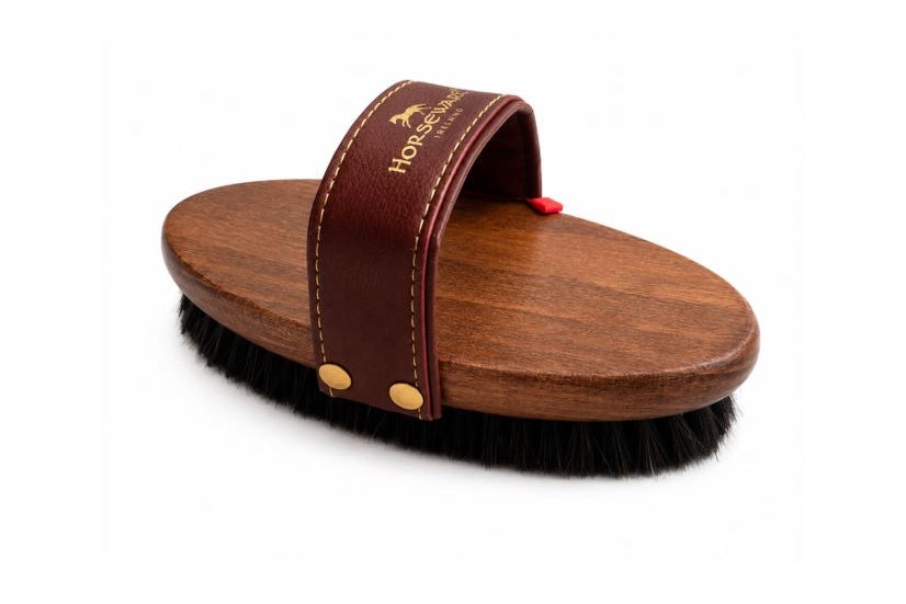 Horseware Signature Body Brush Strigle – Effektiv daglig pleje med naturlige hestehår