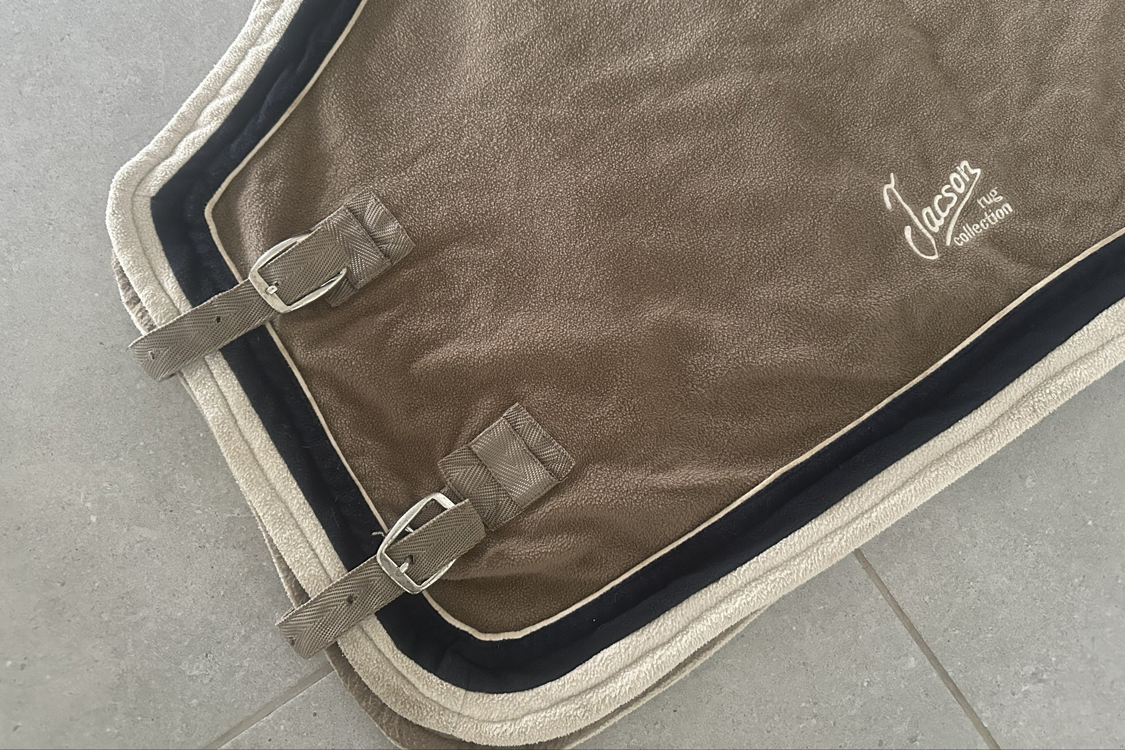 Dækken Jacson fleecedækken – Brun/Navy – Str. 135 cm