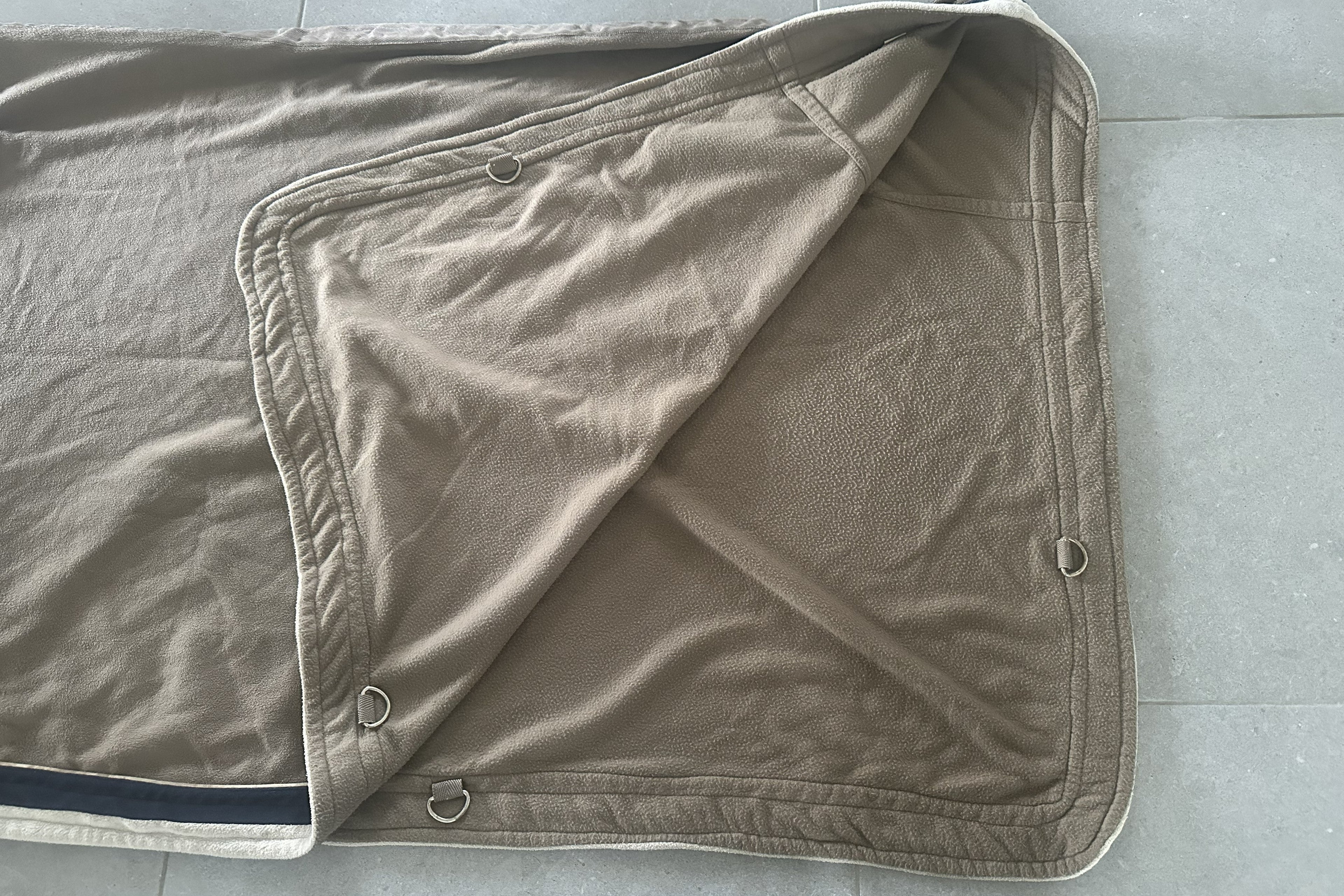 Dækken Jacson fleecedækken – Brun/Navy – Str. 135 cm
