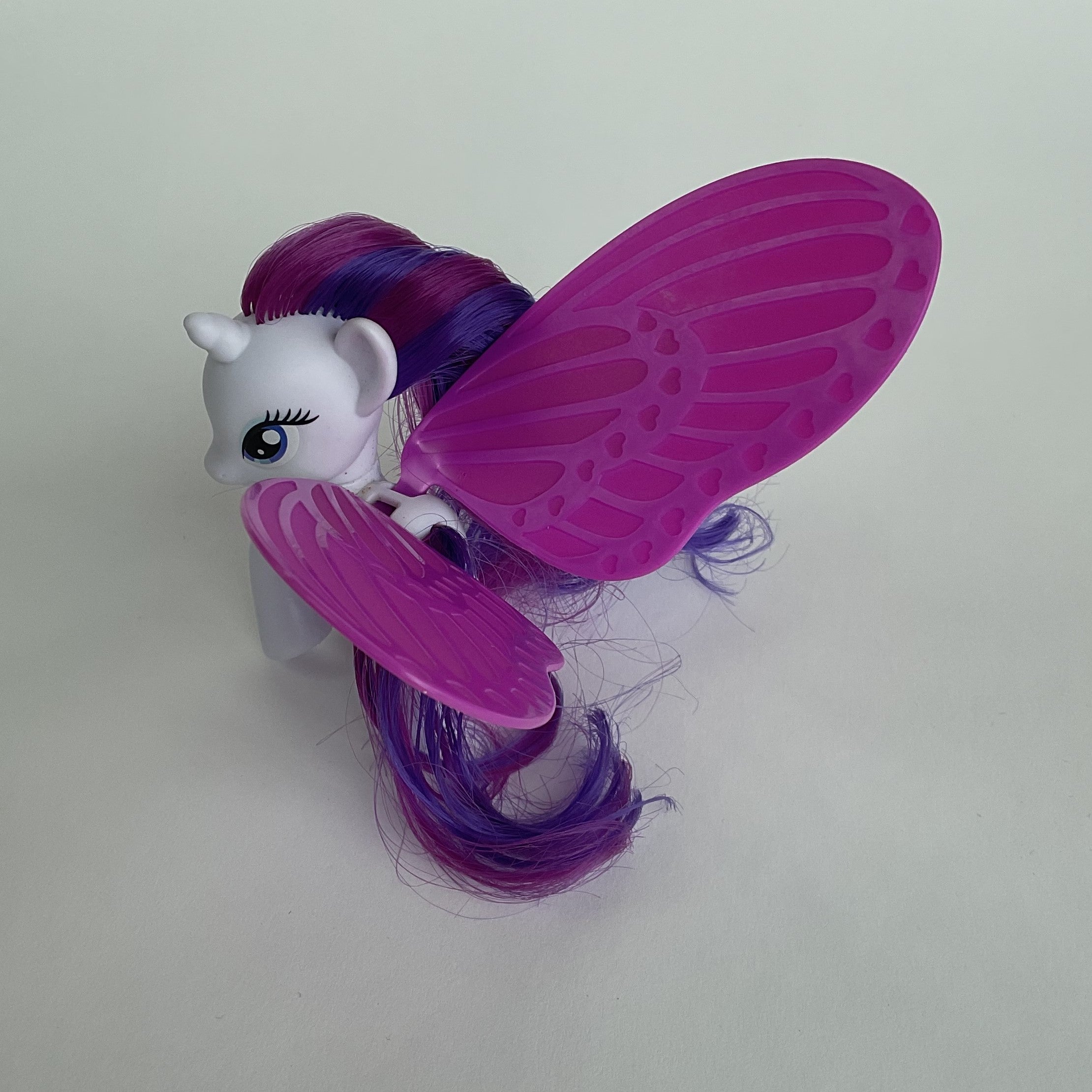 My Little Pony figur med store pink vinger – hvid/lilla – ca. 12 cm