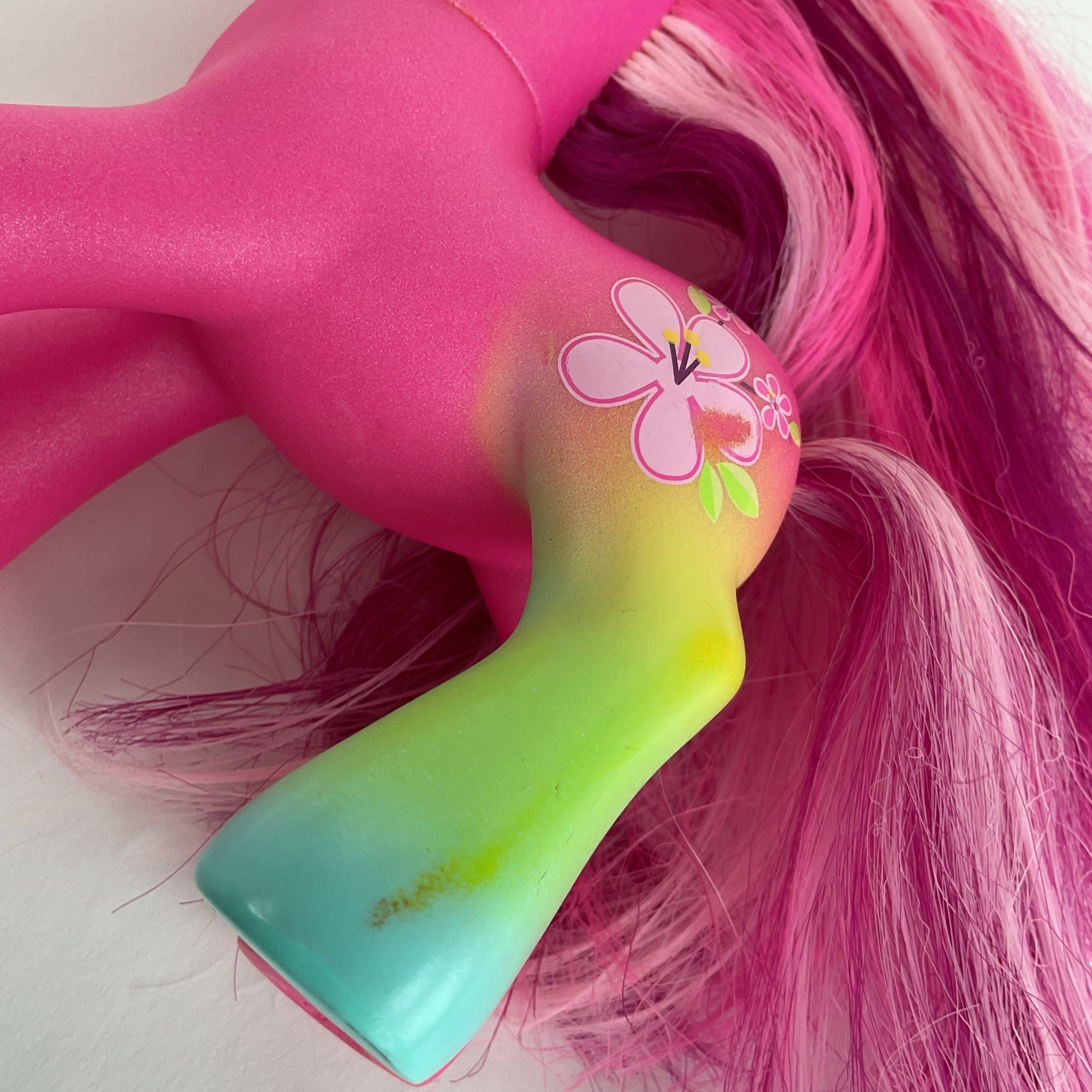 My Little Pony figur med sommerfugle – pink med langt hår – ca. 12 cm