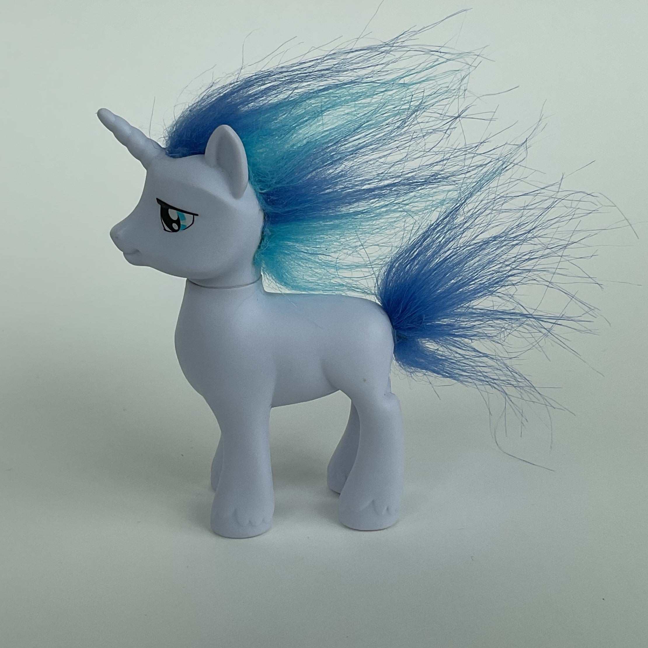 My Little Pony enhjørning – lyseblå med blå man – ca. 11 cm