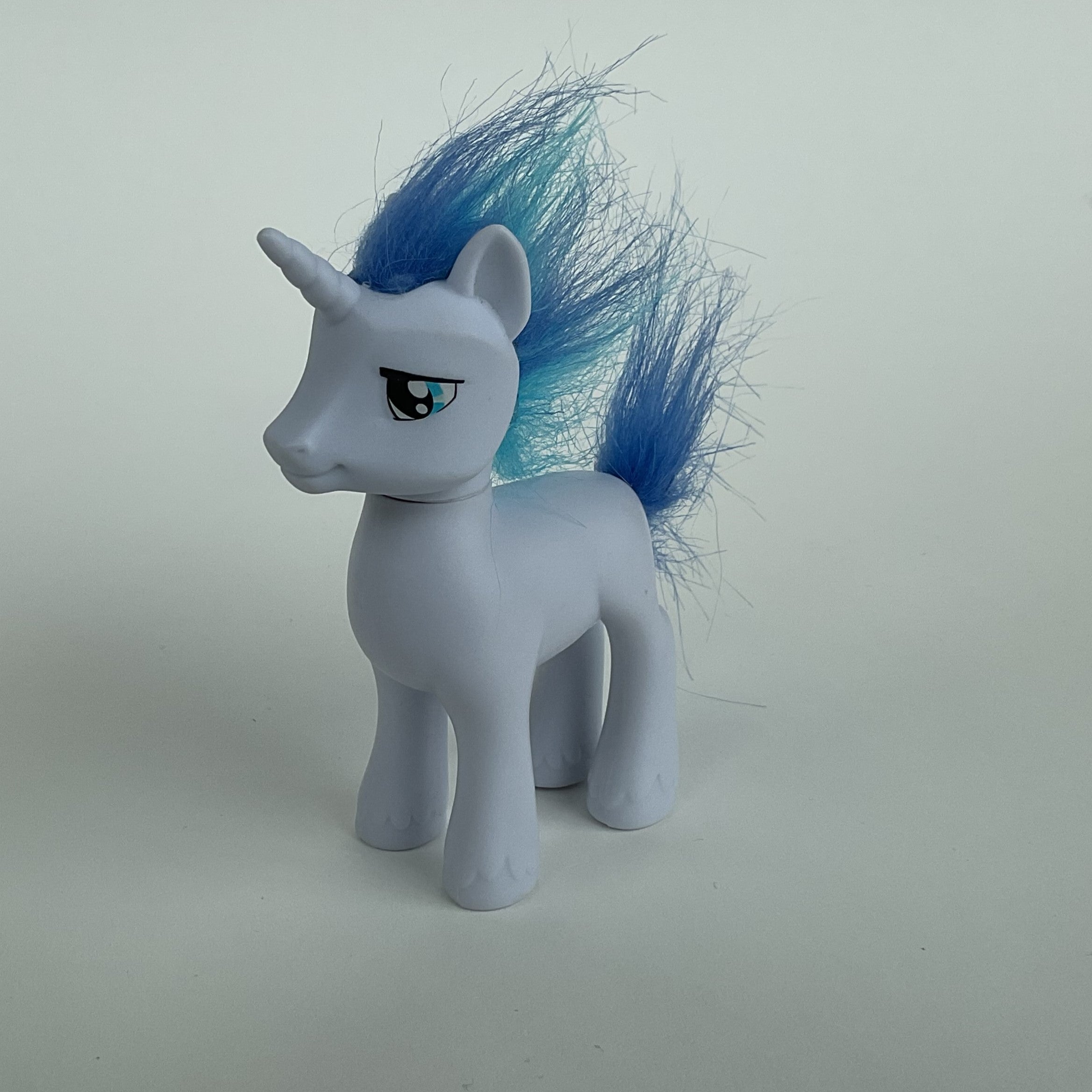 My Little Pony enhjørning – lyseblå med blå man – ca. 11 cm