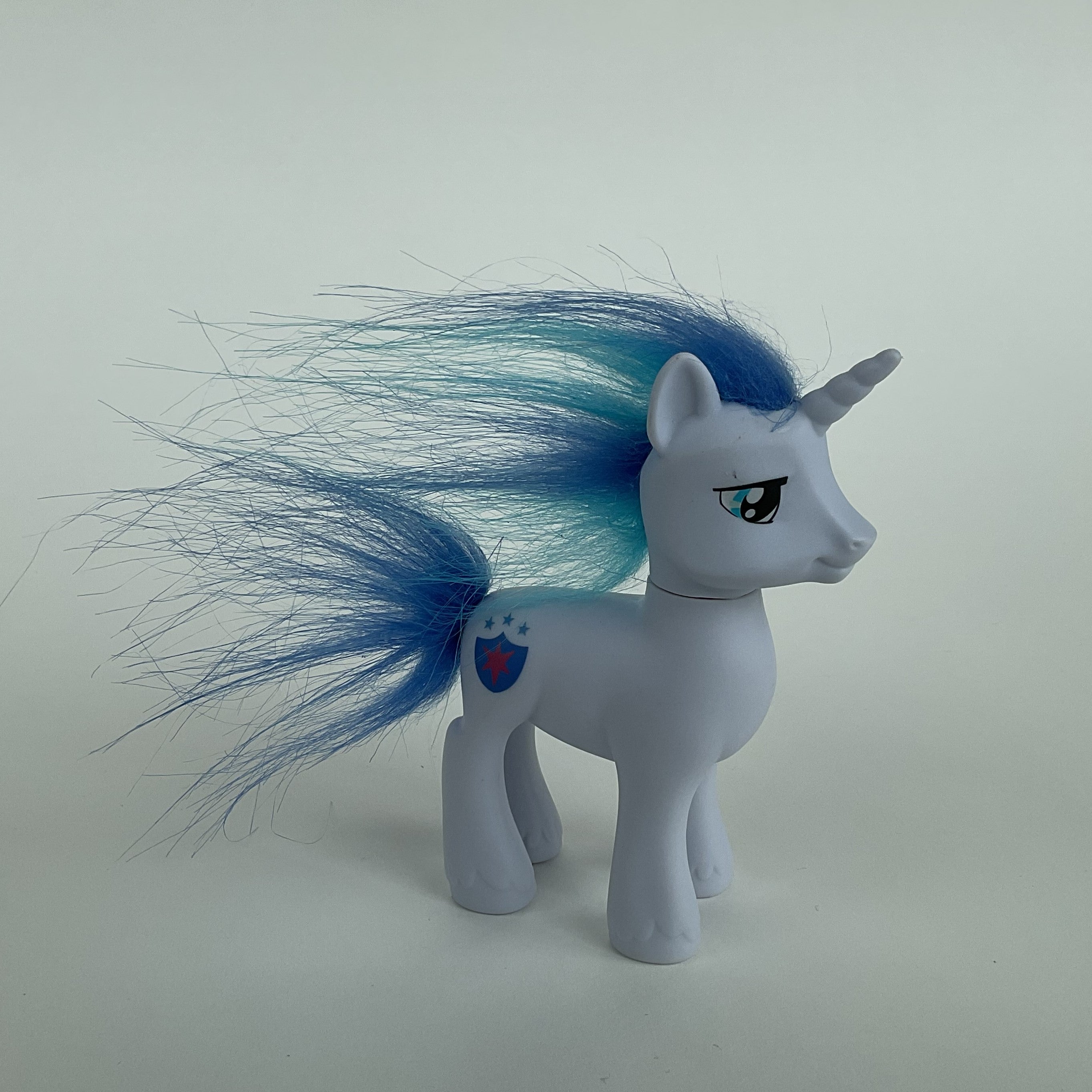 My Little Pony enhjørning – lyseblå med blå man – ca. 11 cm