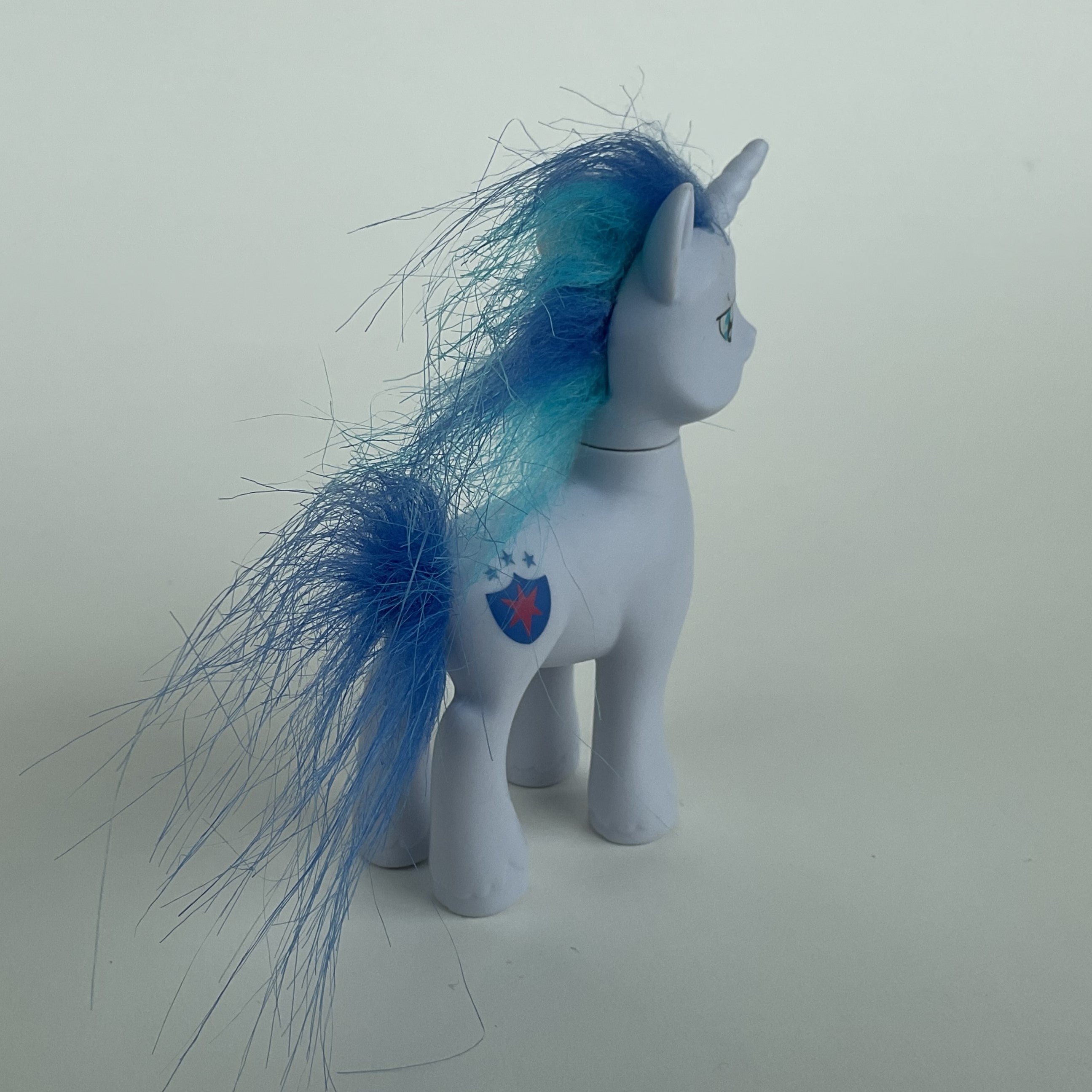 My Little Pony enhjørning – lyseblå med blå man – ca. 11 cm