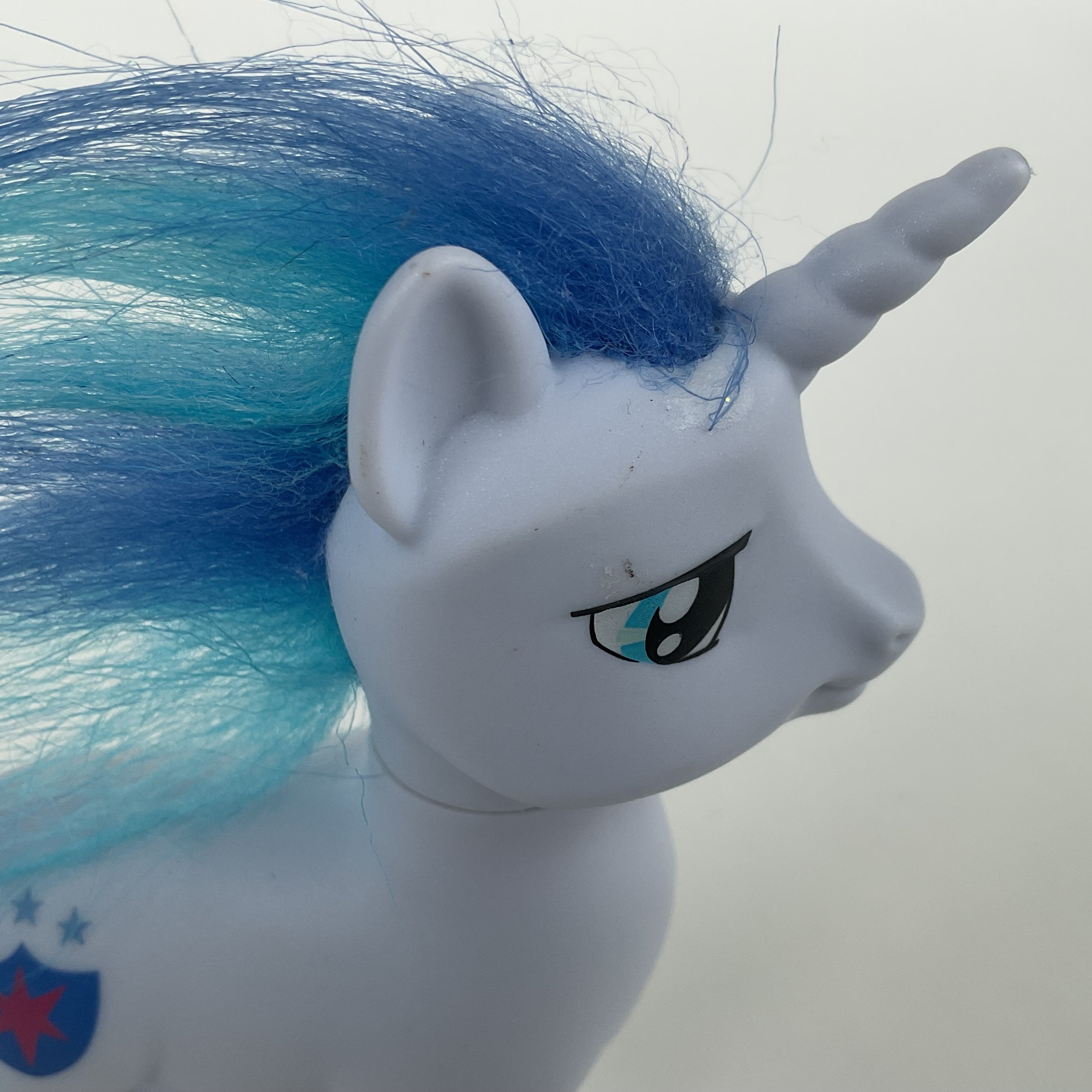 My Little Pony enhjørning – lyseblå med blå man – ca. 11 cm
