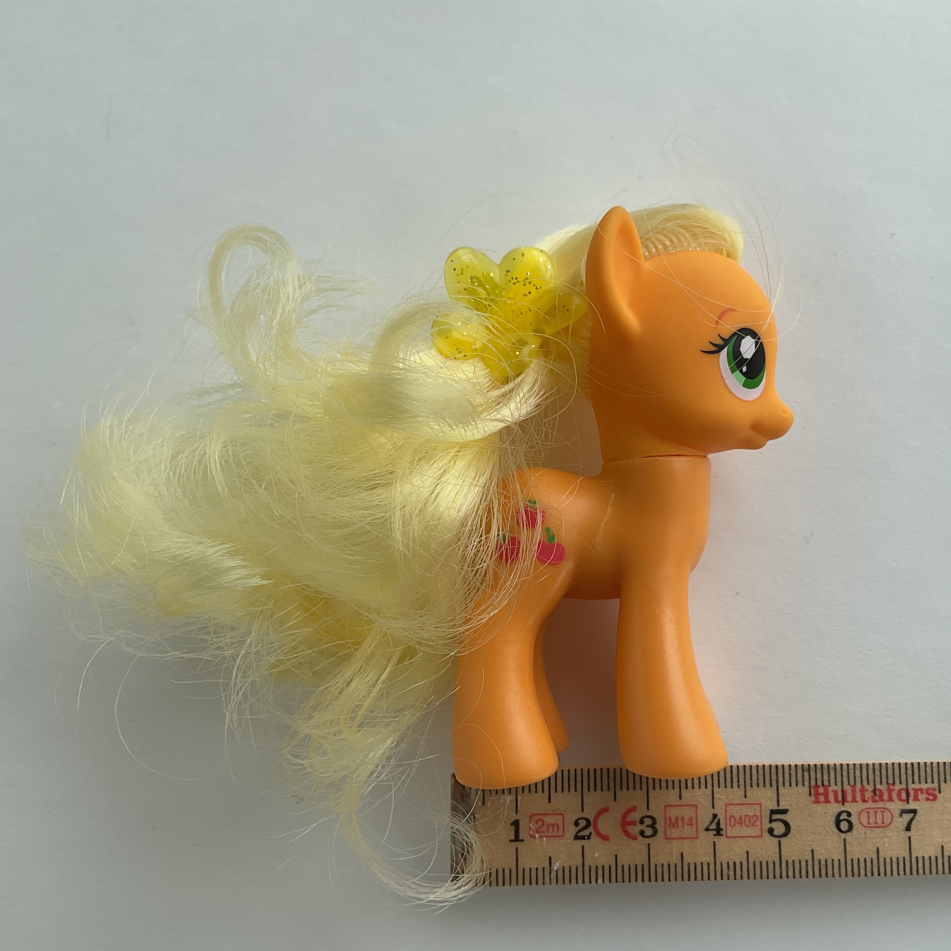 My Little Pony ponyfigur med gult hår og hårspænde – orange/gul – ca. 8,5 cm