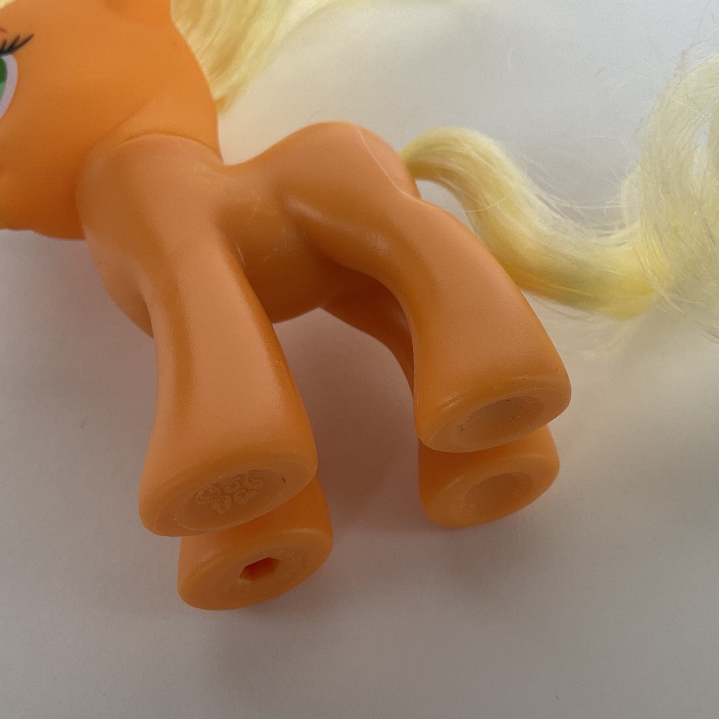 My Little Pony ponyfigur med gult hår og hårspænde – orange/gul – ca. 8,5 cm
