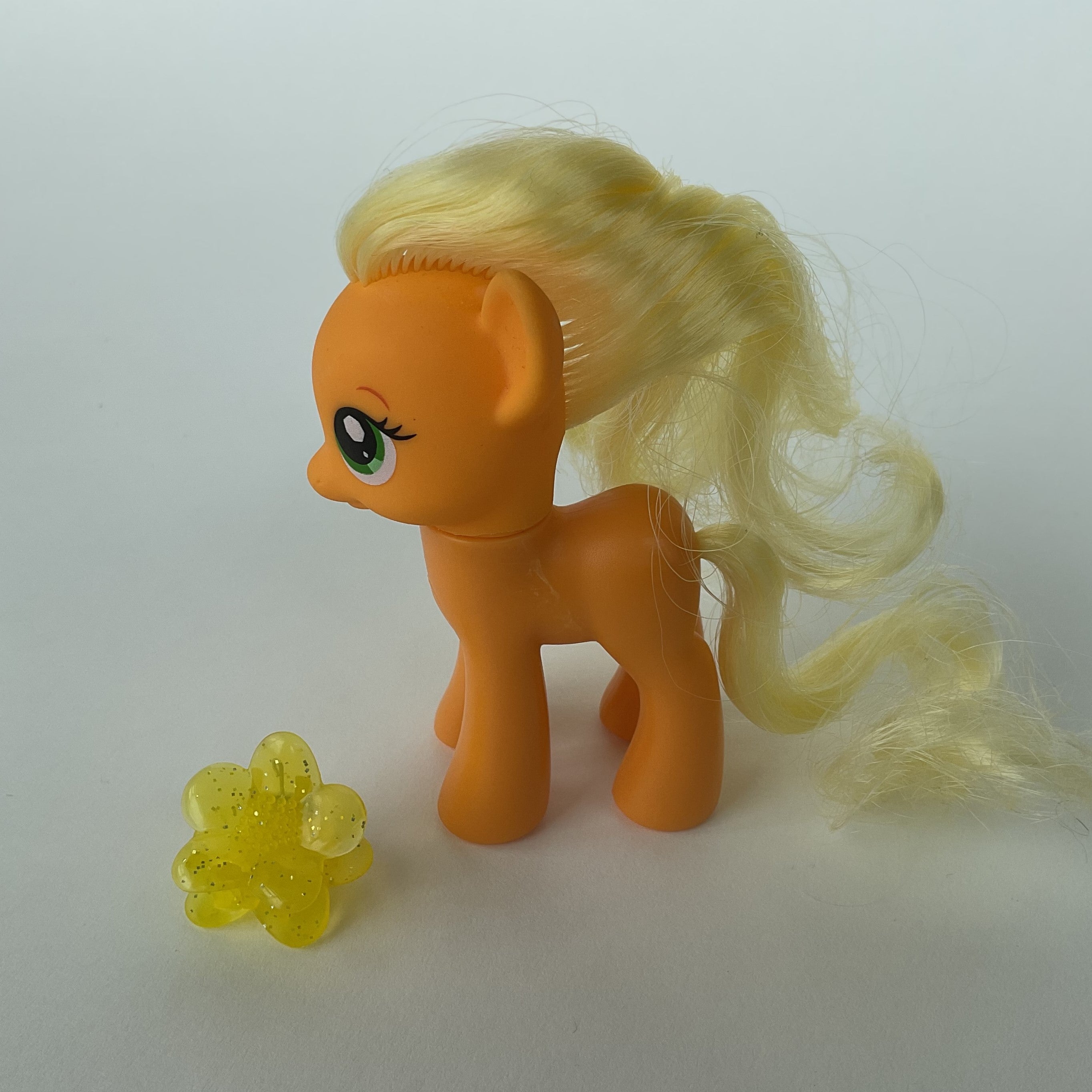 My Little Pony ponyfigur med gult hår og hårspænde – orange/gul – ca. 8,5 cm