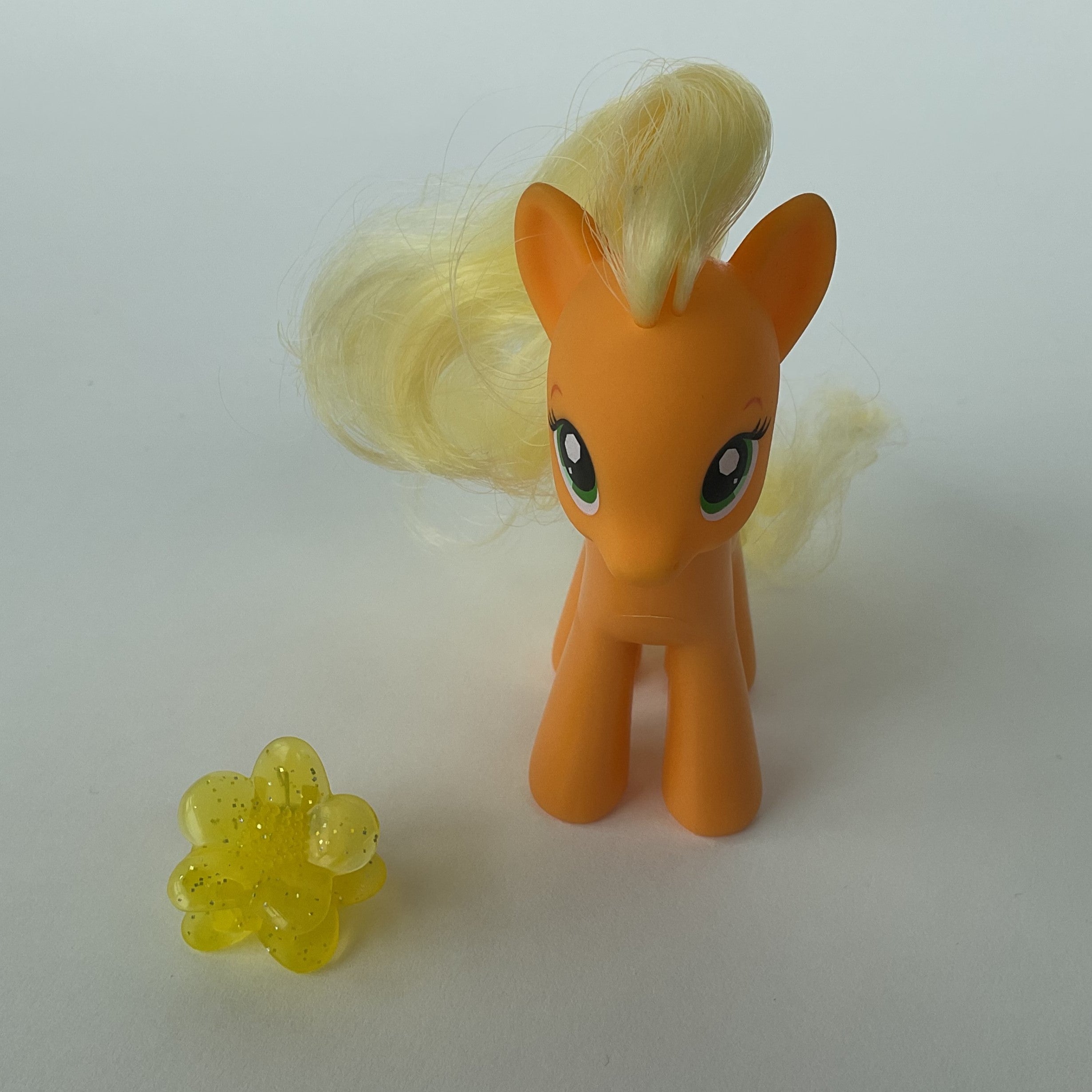 My Little Pony ponyfigur med gult hår og hårspænde – orange/gul – ca. 8,5 cm