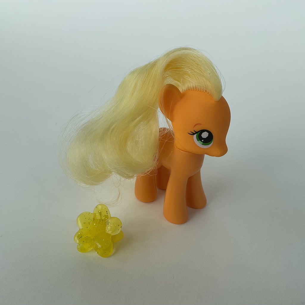 My Little Pony ponyfigur med gult hår og hårspænde – orange/gul – ca. 8,5 cm