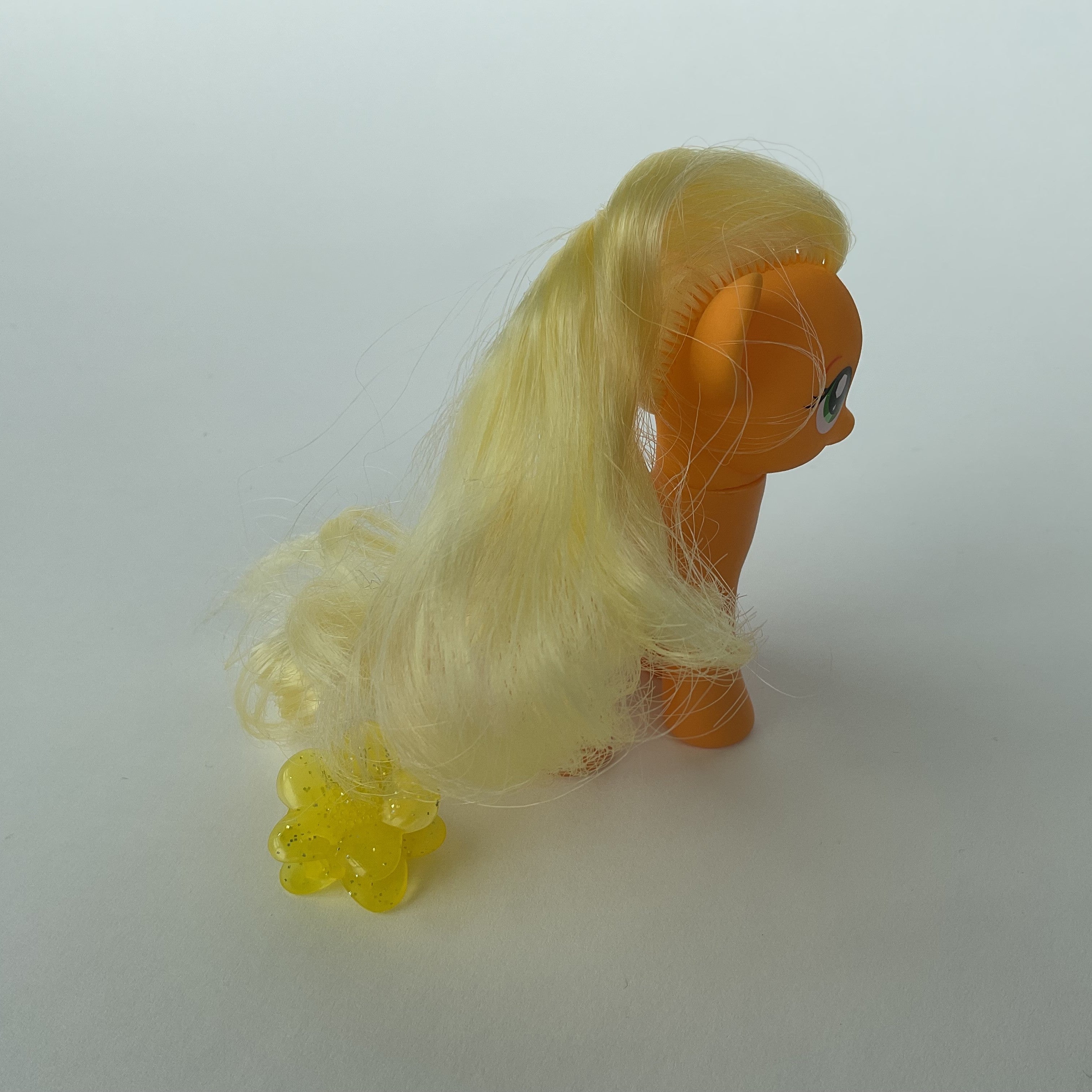 My Little Pony ponyfigur med gult hår og hårspænde – orange/gul – ca. 8,5 cm