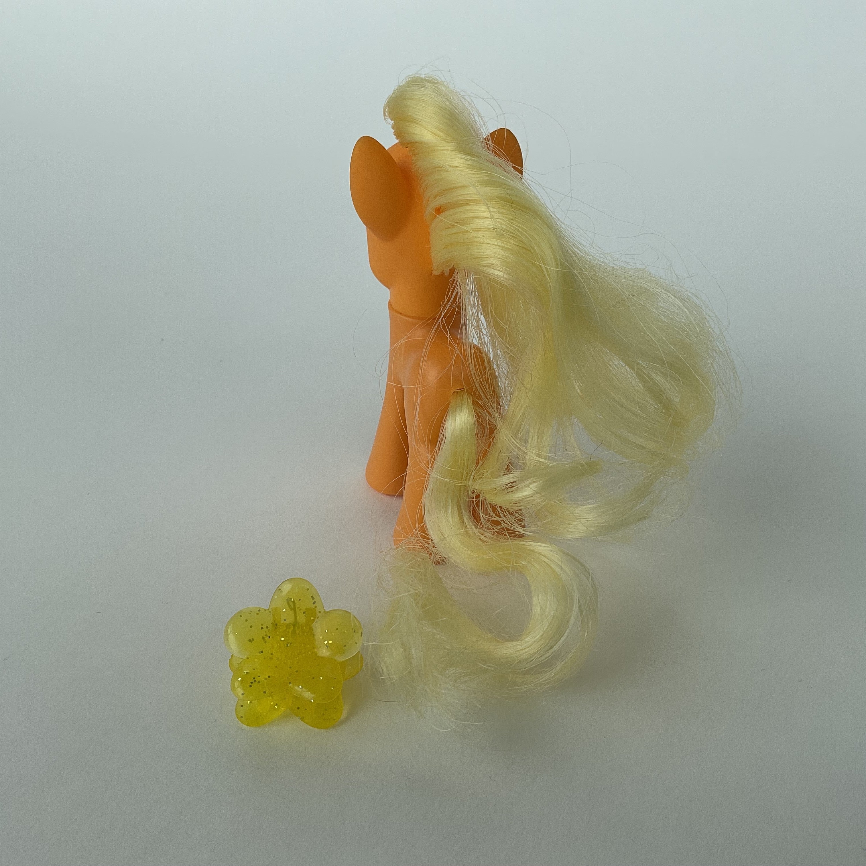 My Little Pony ponyfigur med gult hår og hårspænde – orange/gul – ca. 8,5 cm