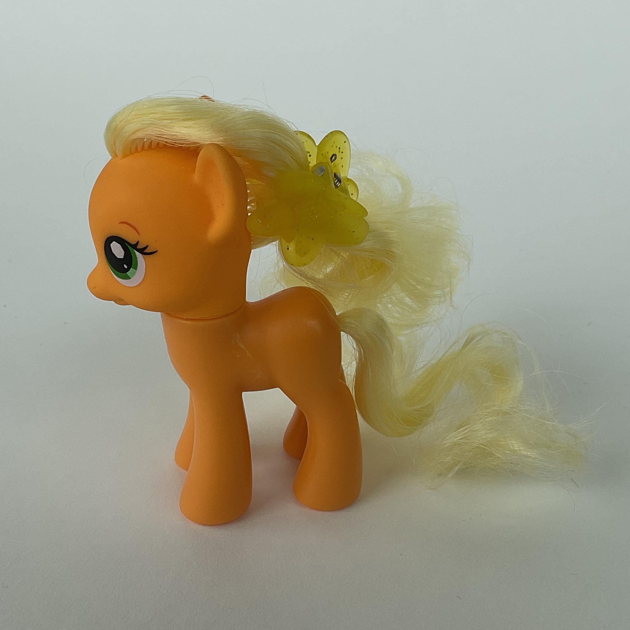 My Little Pony ponyfigur med gult hår og hårspænde – orange/gul – ca. 8,5 cm