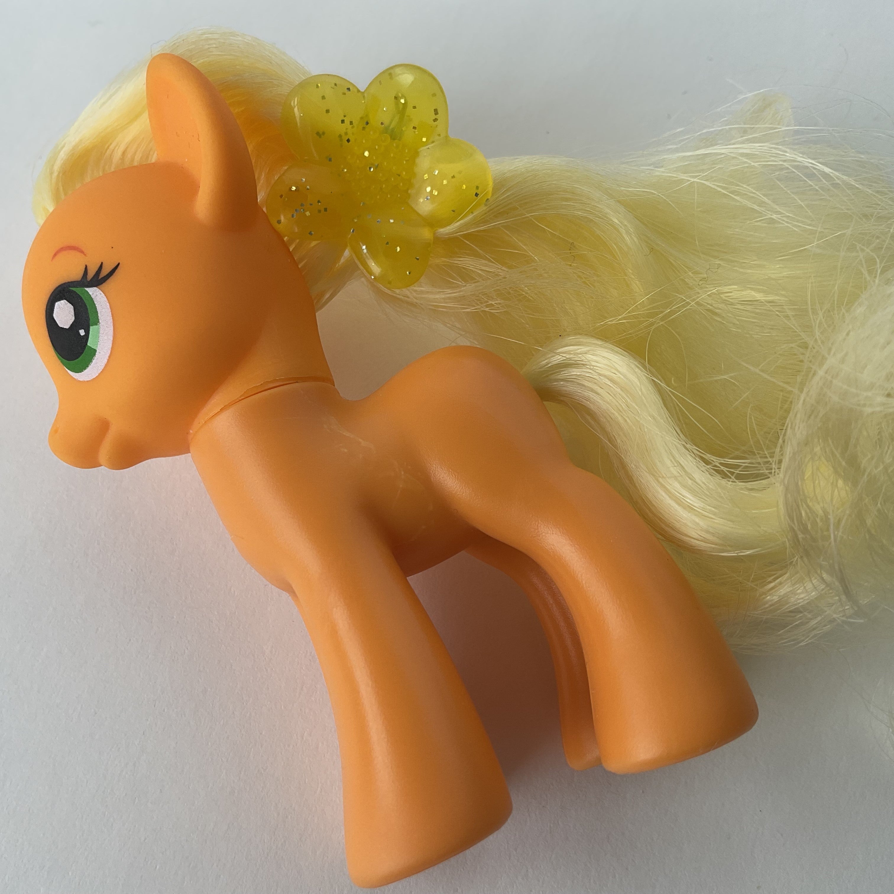My Little Pony ponyfigur med gult hår og hårspænde – orange/gul – ca. 8,5 cm