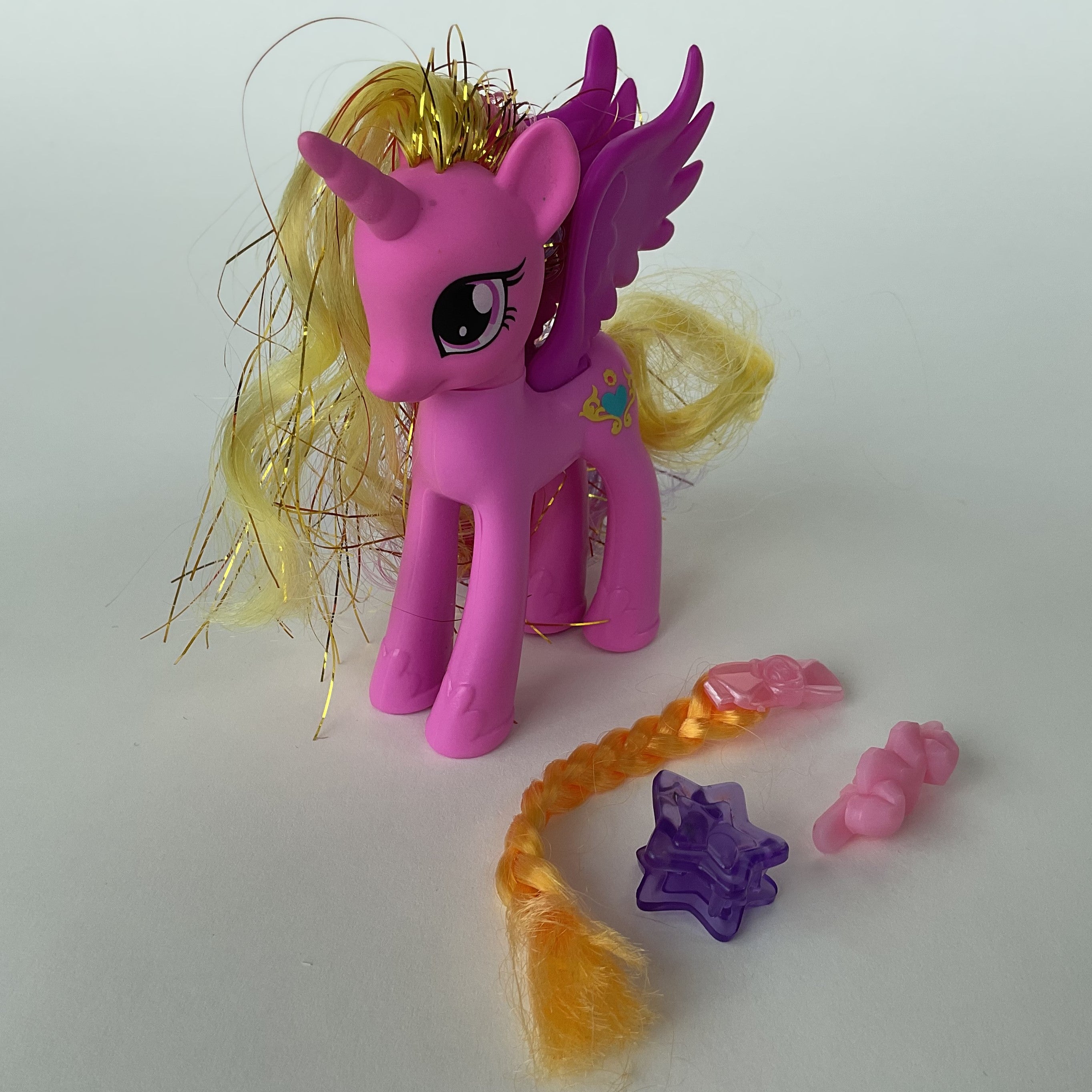 My Little Pony prinsesse pony med vinger, glimmerhår og hårtilbehør – pink/lilla – ca. 11 cm