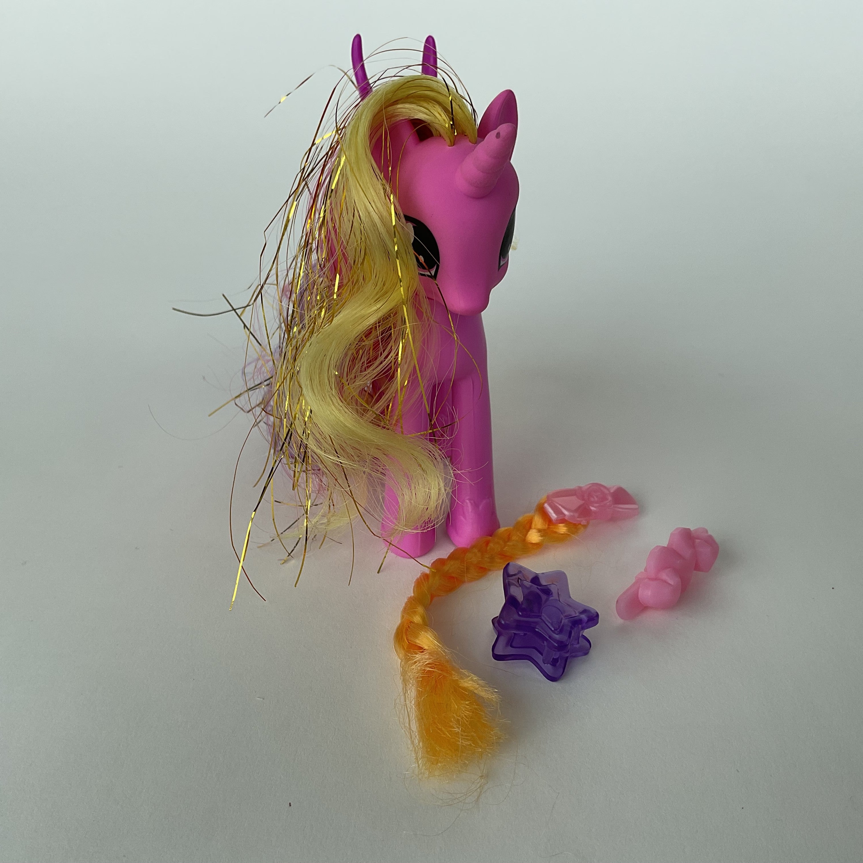 My Little Pony prinsesse pony med vinger, glimmerhår og hårtilbehør – pink/lilla – ca. 11 cm
