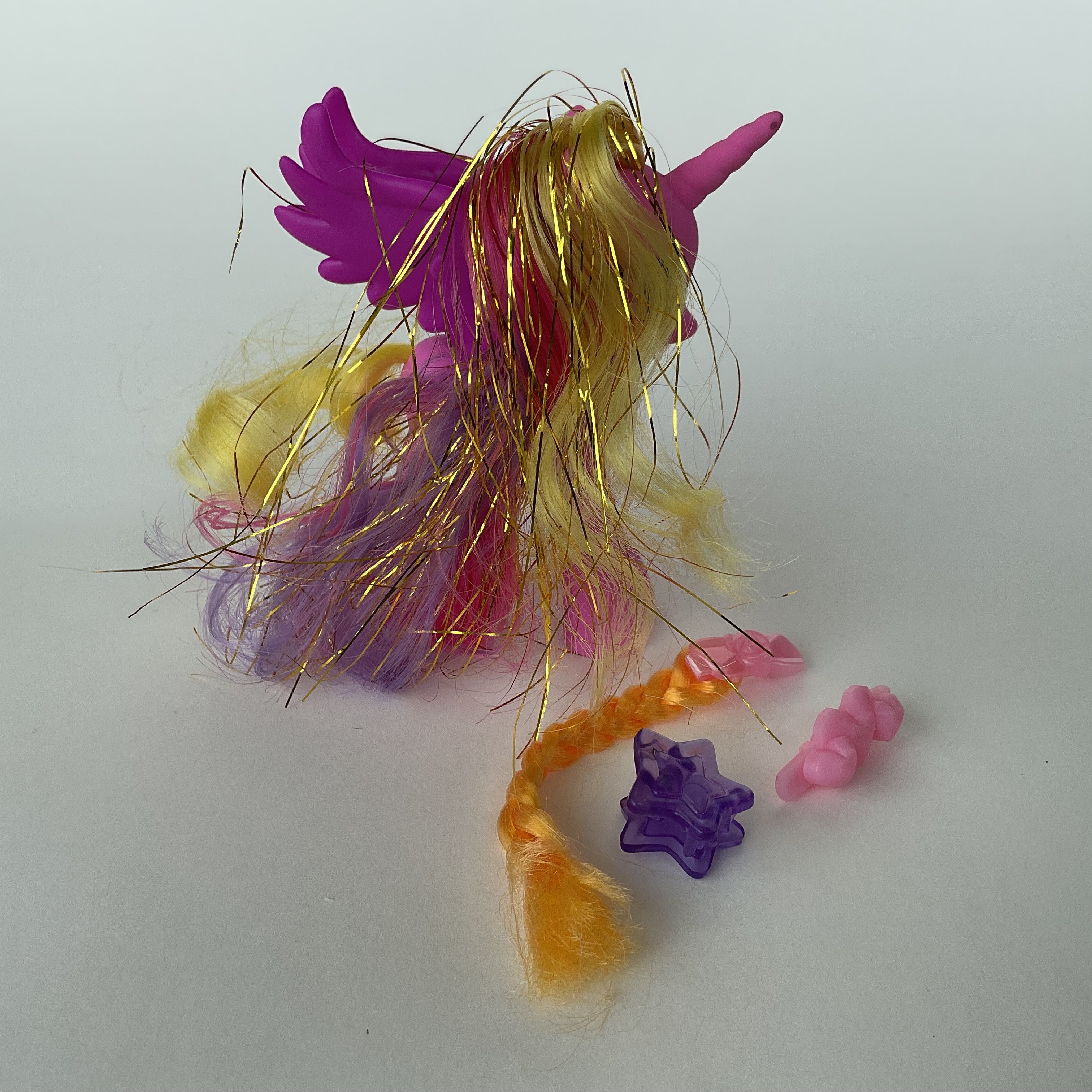 My Little Pony prinsesse pony med vinger, glimmerhår og hårtilbehør – pink/lilla – ca. 11 cm