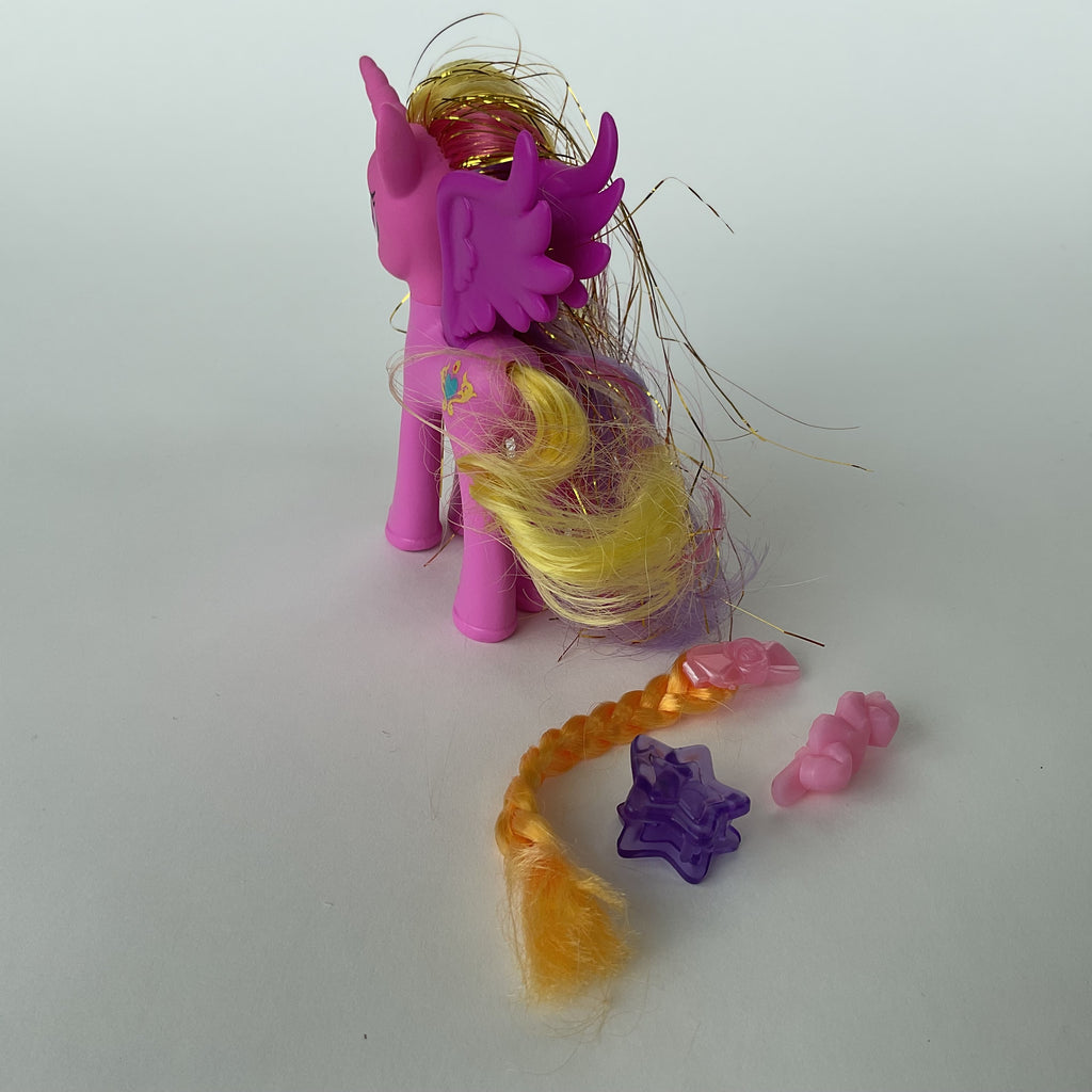 My Little Pony prinsesse pony med vinger, glimmerhår og hårtilbehør – pink/lilla – ca. 11 cm