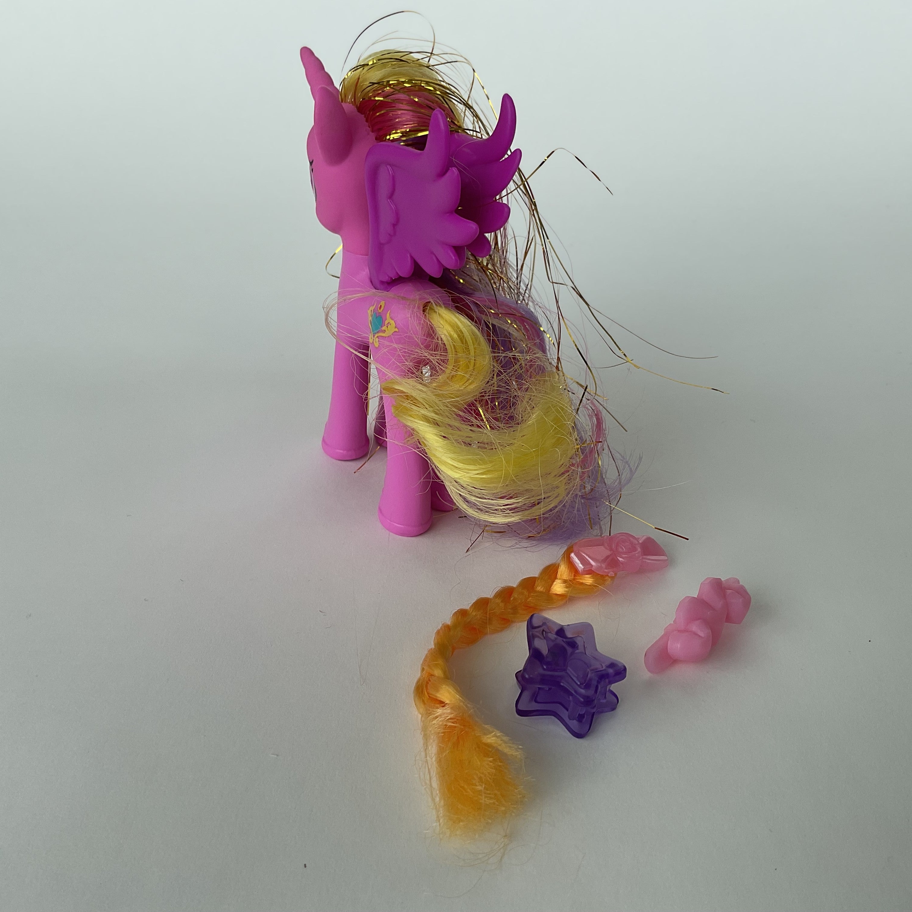 My Little Pony prinsesse pony med vinger, glimmerhår og hårtilbehør – pink/lilla – ca. 11 cm