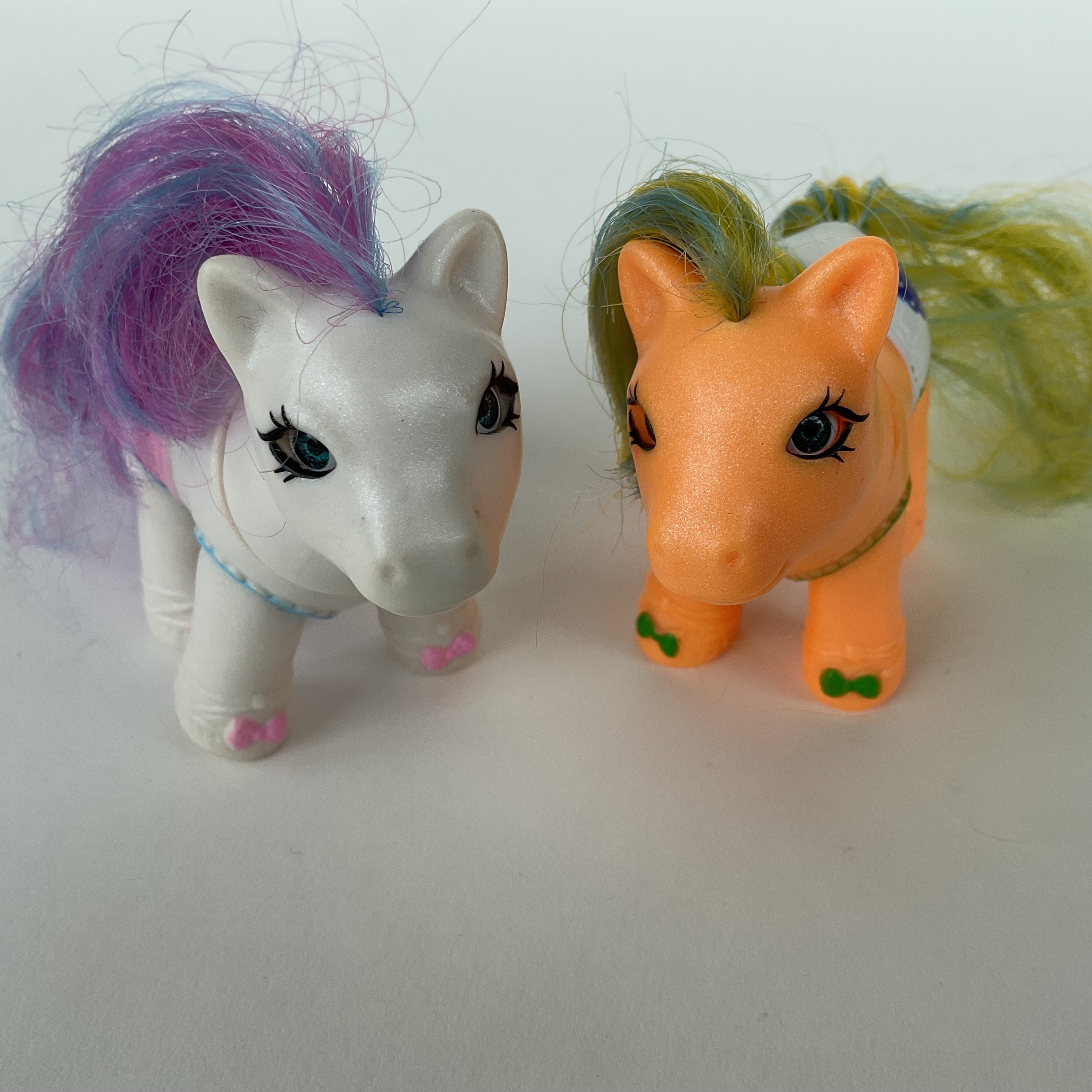 Farverige ponyfigurer med langt hår – orange/hvid – ca. 8,5 cm