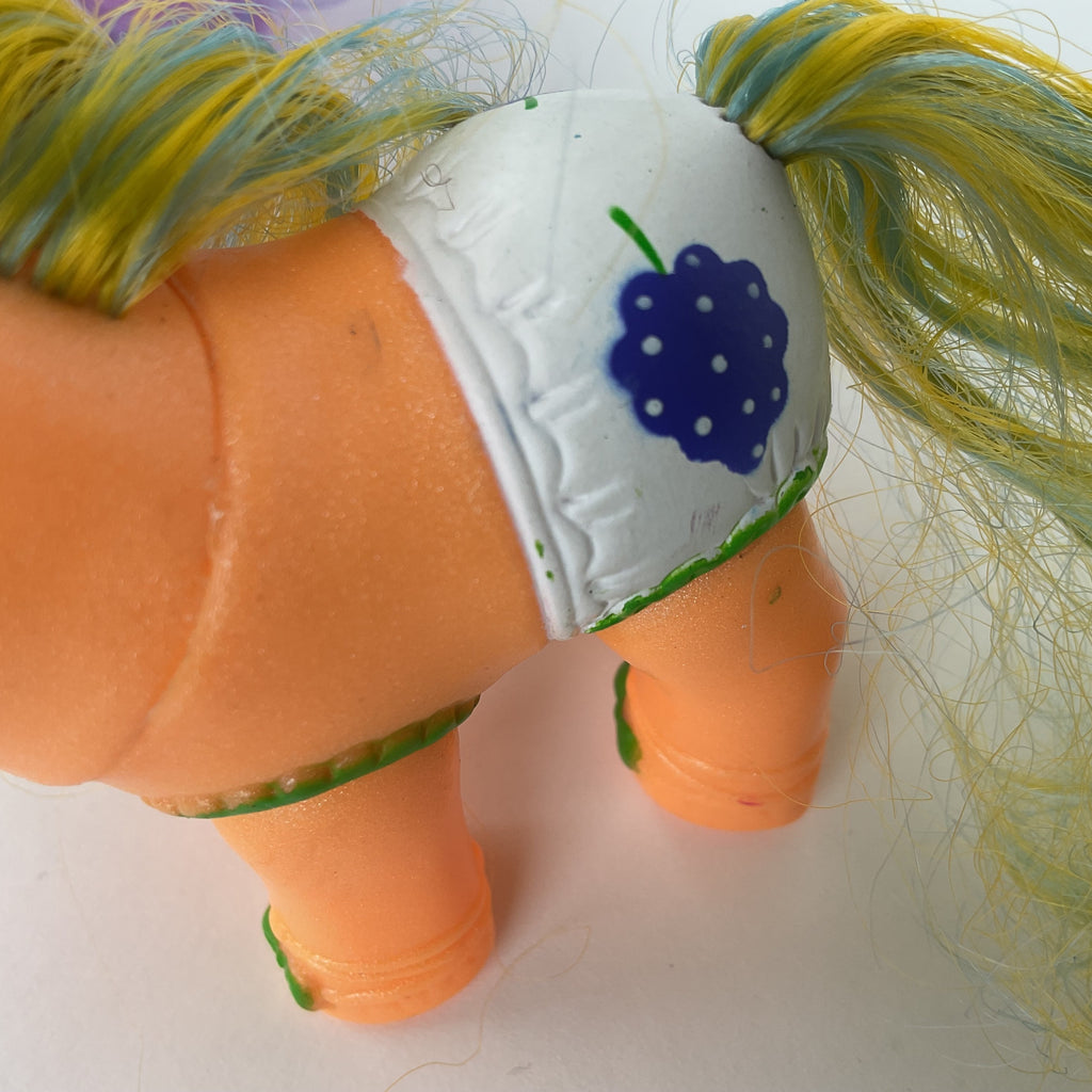 Farverige ponyfigurer med langt hår – orange/hvid – ca. 8,5 cm