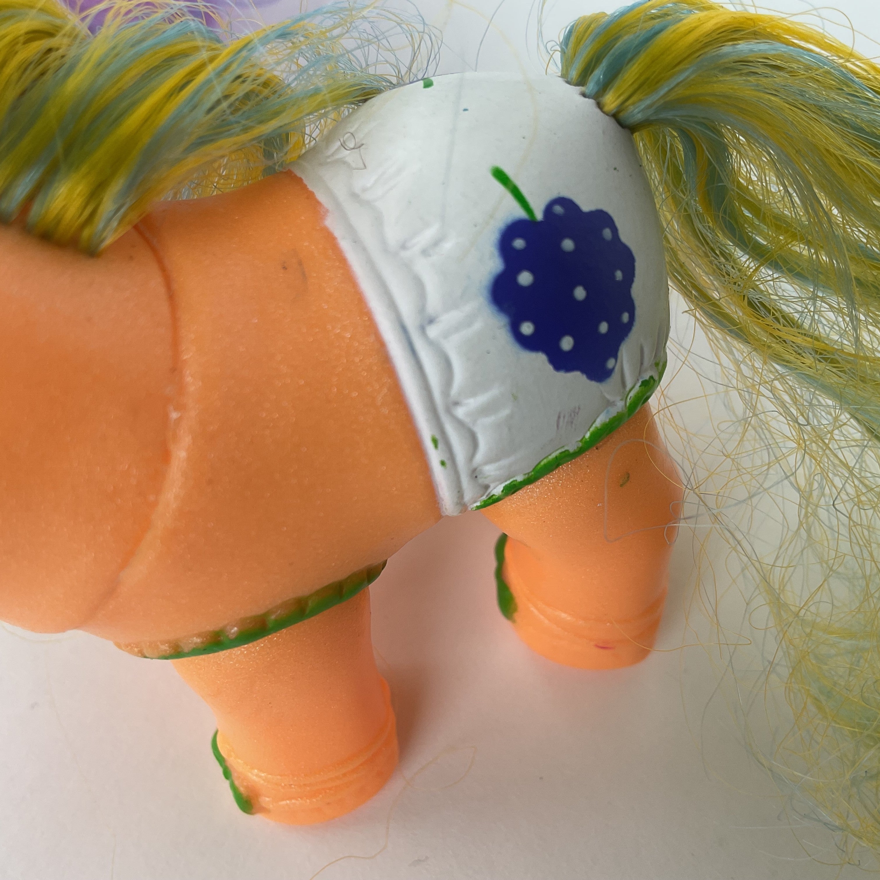 Farverige ponyfigurer med langt hår – orange/hvid – ca. 8,5 cm