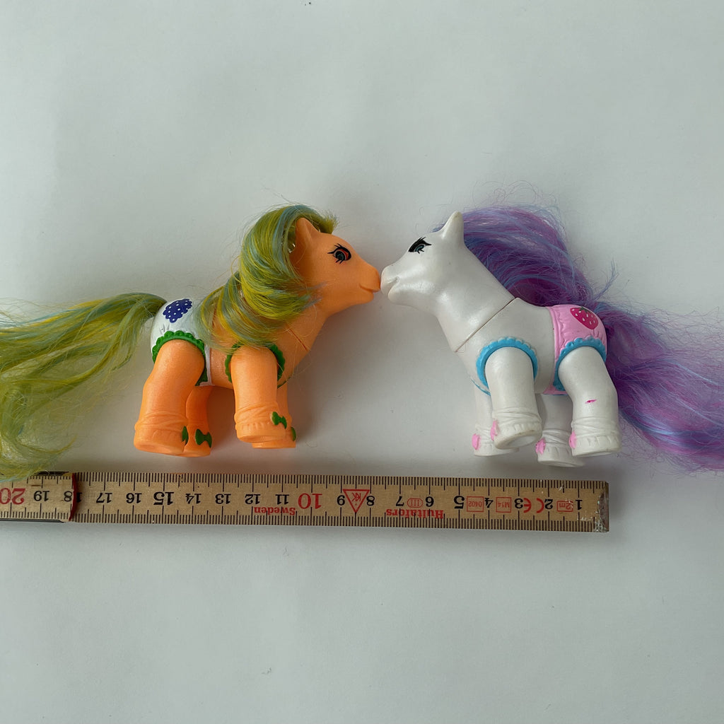 Farverige ponyfigurer med langt hår – orange/hvid – ca. 8,5 cm