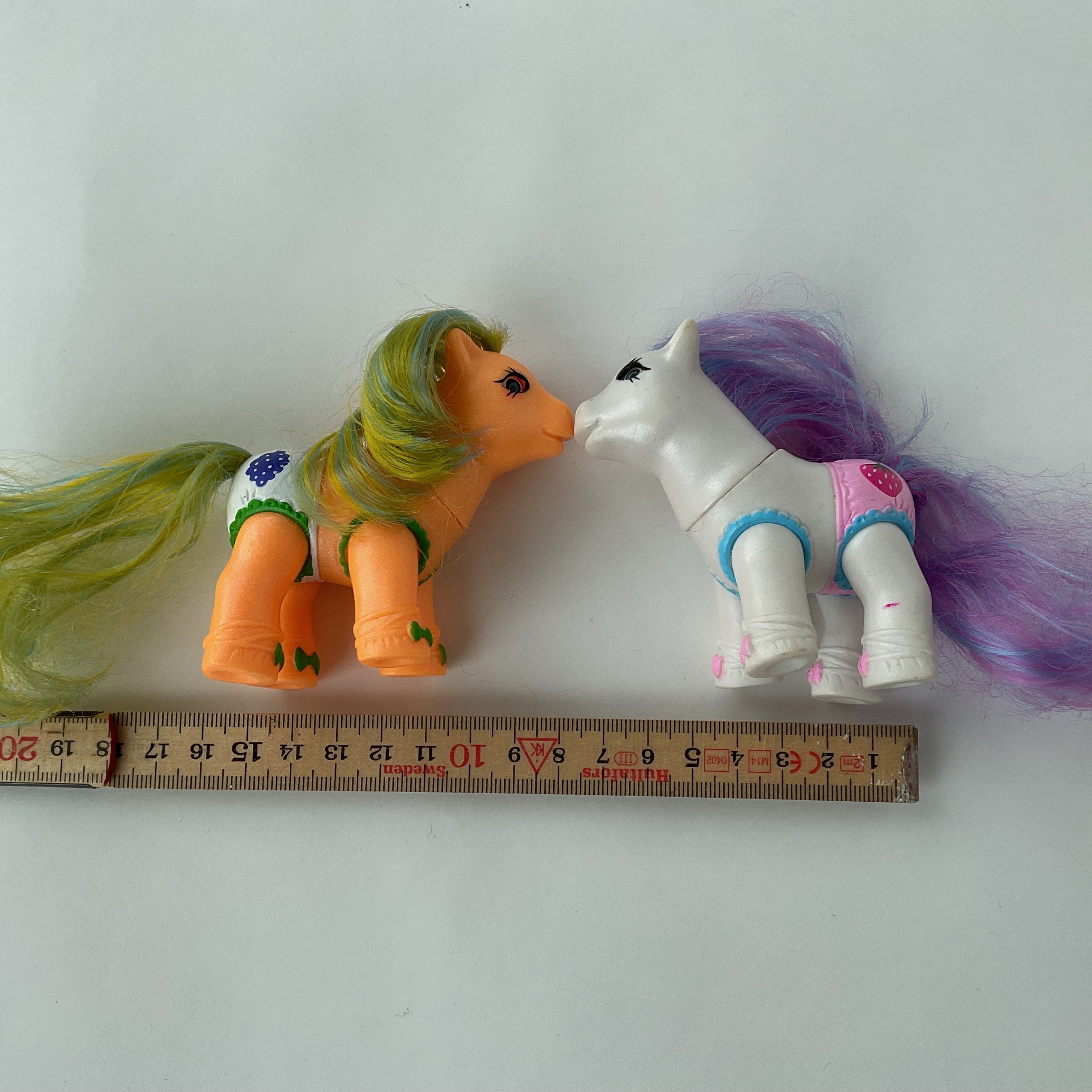 Farverige ponyfigurer med langt hår – orange/hvid – ca. 8,5 cm