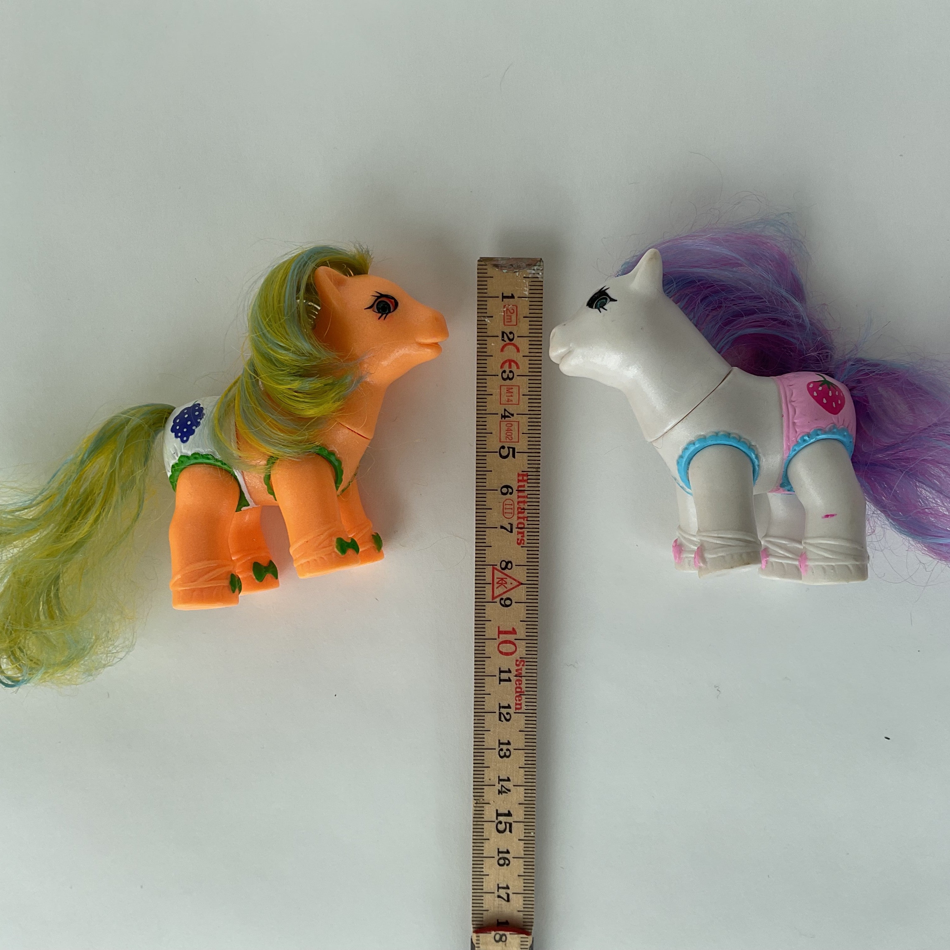 Farverige ponyfigurer med langt hår – orange/hvid – ca. 8,5 cm