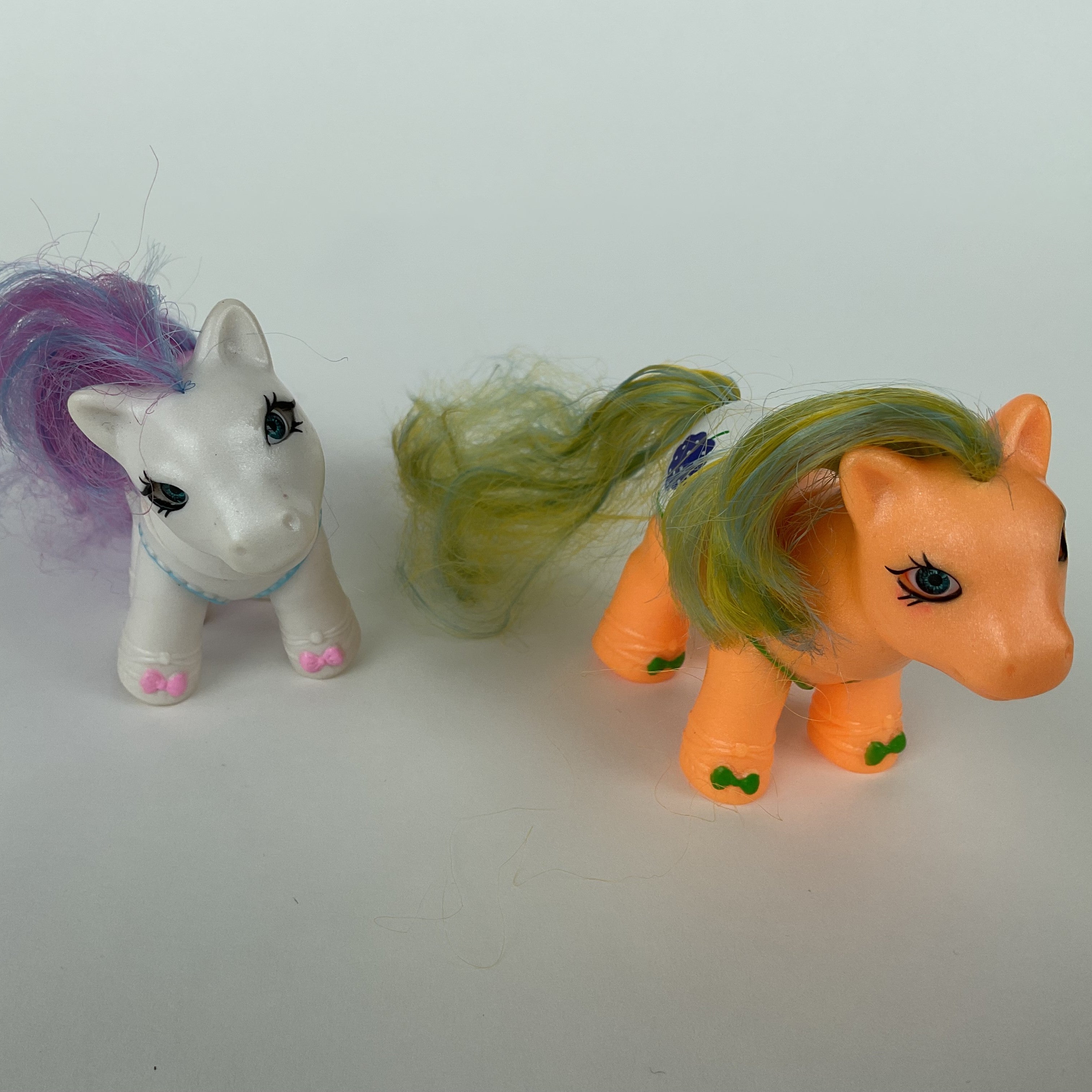 Farverige ponyfigurer med langt hår – orange/hvid – ca. 8,5 cm