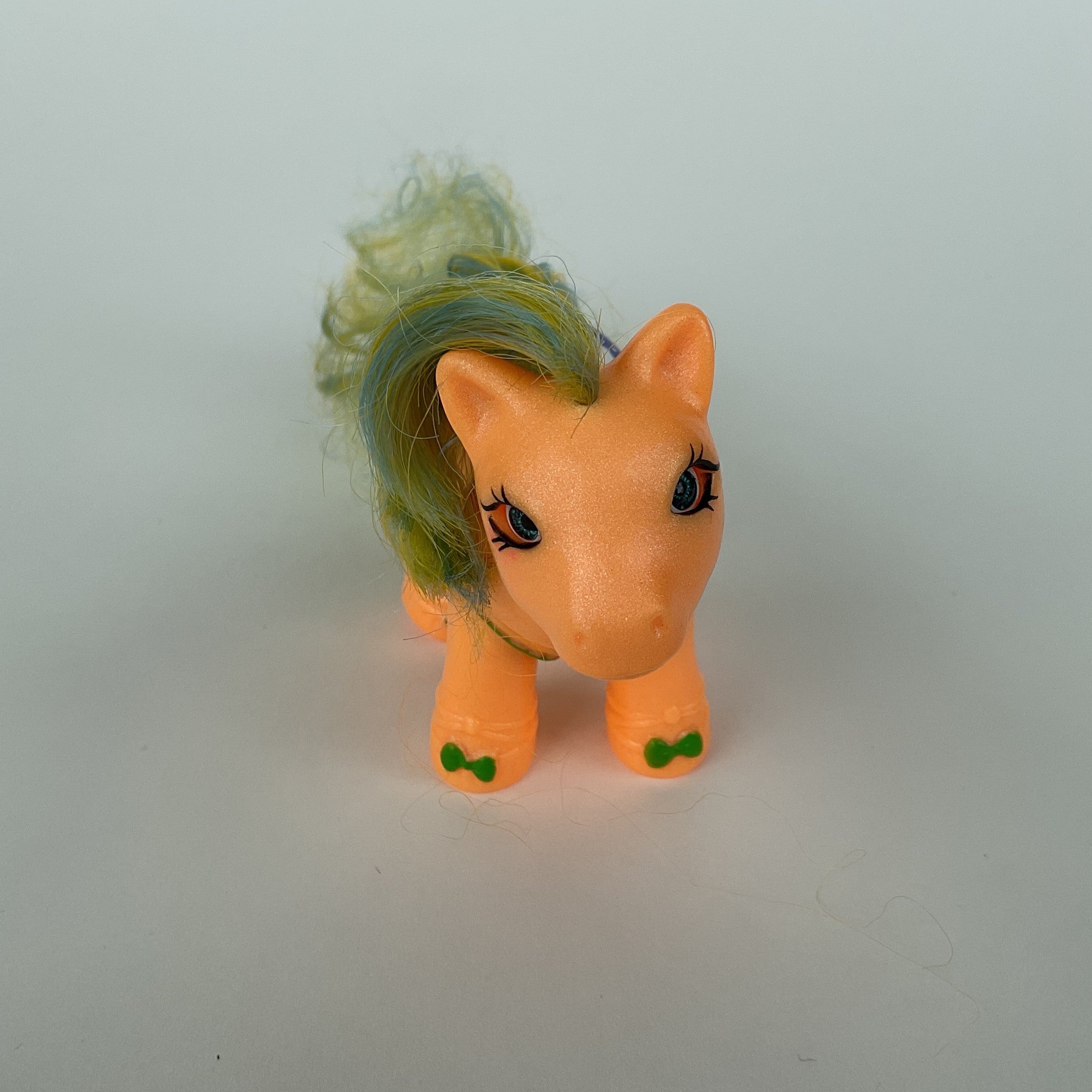 Farverige ponyfigurer med langt hår – orange/hvid – ca. 8,5 cm