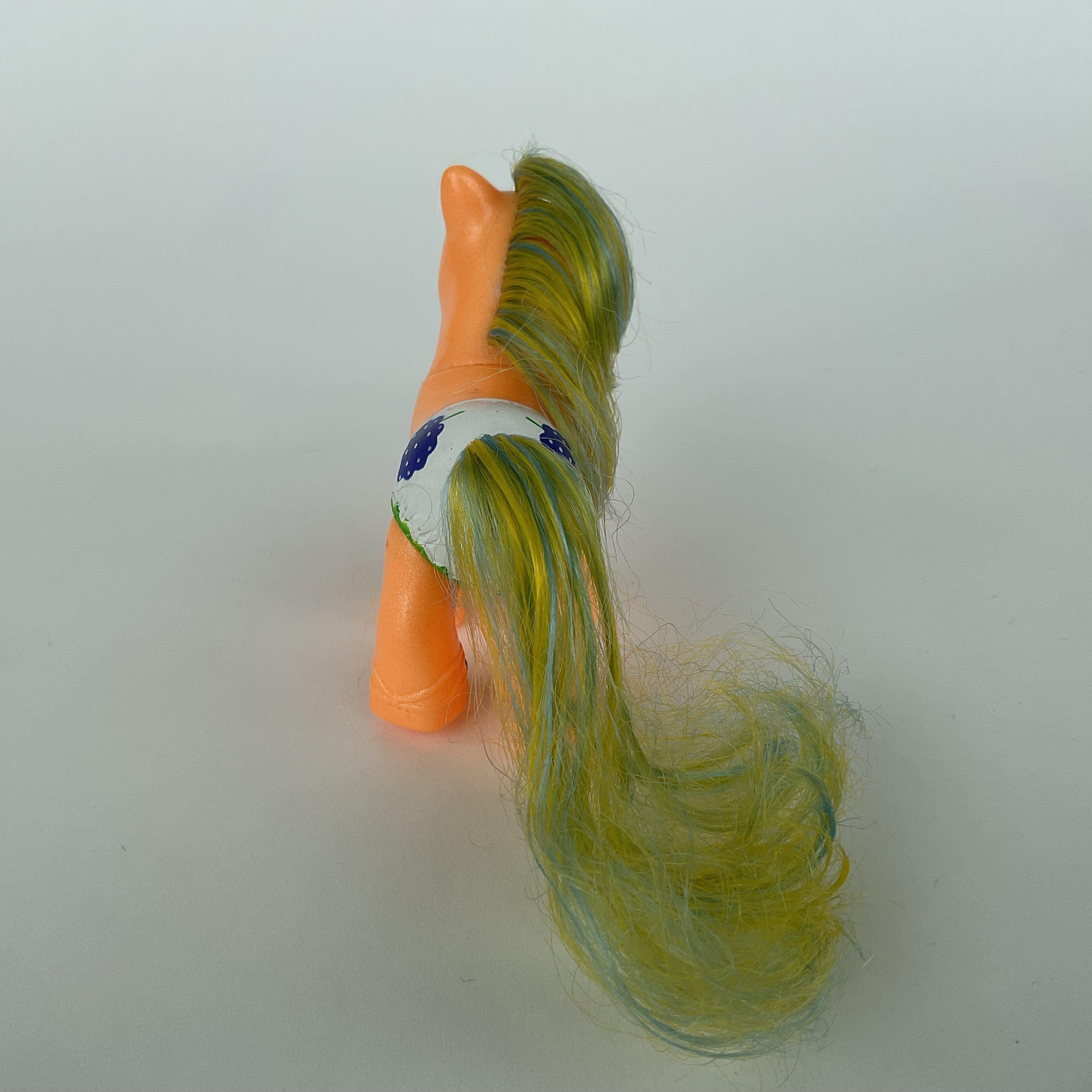 Farverige ponyfigurer med langt hår – orange/hvid – ca. 8,5 cm