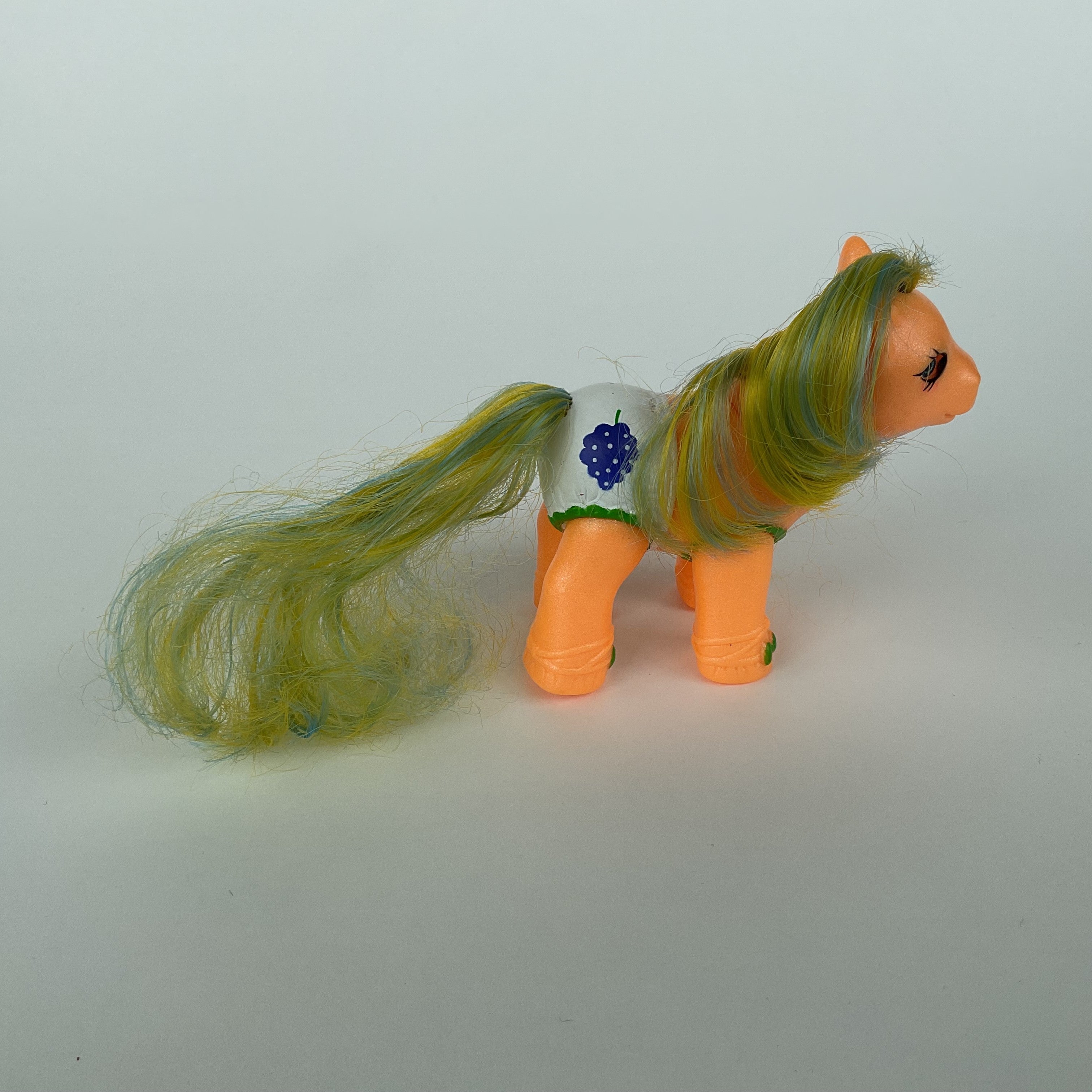 Farverige ponyfigurer med langt hår – orange/hvid – ca. 8,5 cm