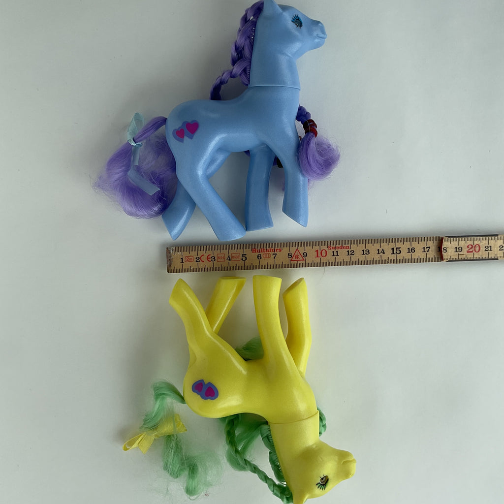 2 søde ponyfigurer med flettet hår – gul/grøn og blå/lilla – ca. 14 cm