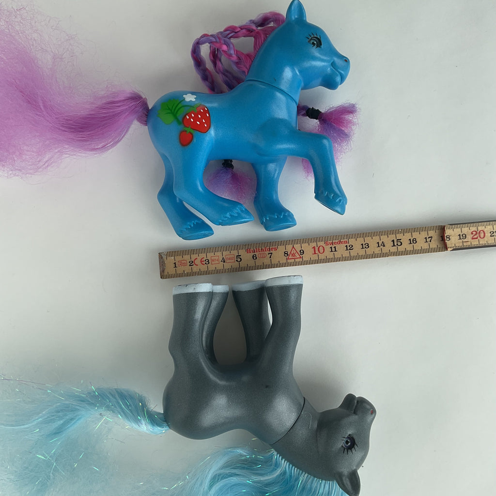 2 flotte ponyfigurer med farverigt hår – blå/lilla og grå/blå – ca. 14 cm