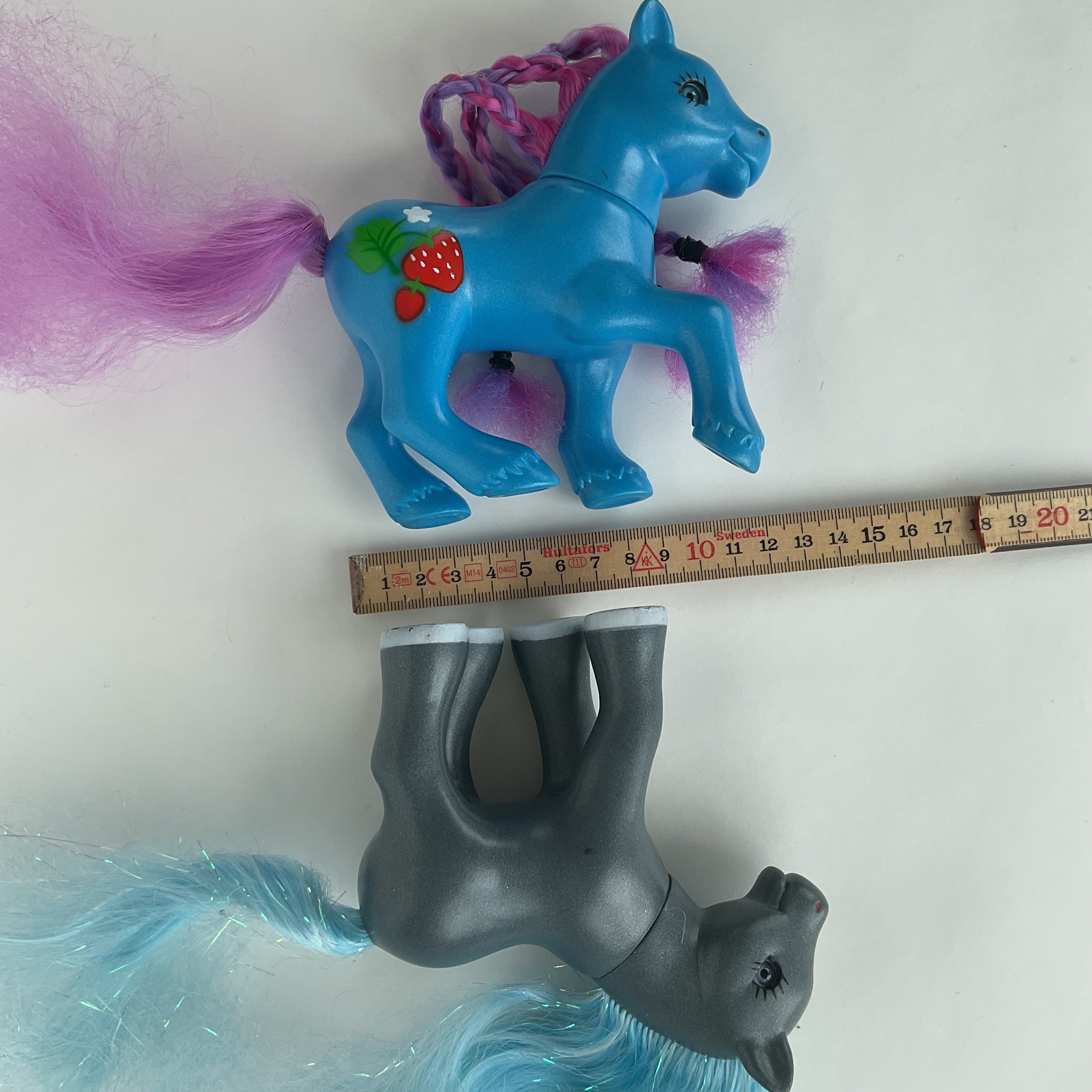 2 flotte ponyfigurer med farverigt hår – blå/lilla og grå/blå – ca. 14 cm