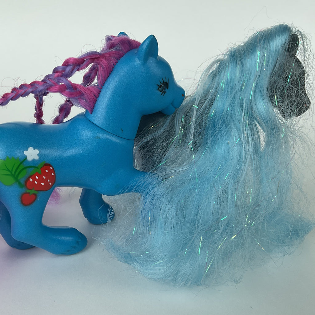 2 flotte ponyfigurer med farverigt hår – blå/lilla og grå/blå – ca. 14 cm