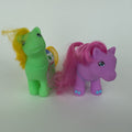 2 søde ponyfigurer med farverige detaljer – grøn/gul og lilla/pink – ca. 9 cm