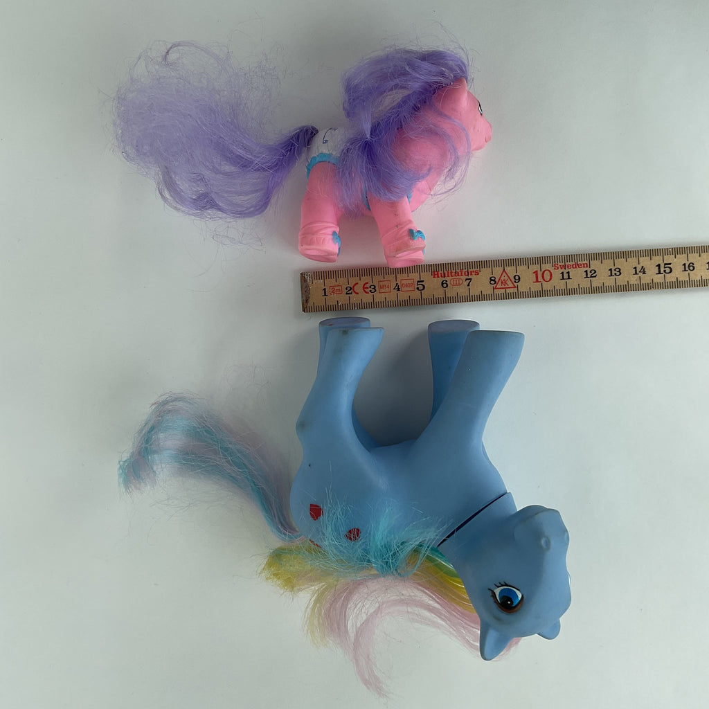 2 ponyfigurer i blå og pink/lilla farver – voksen + baby
