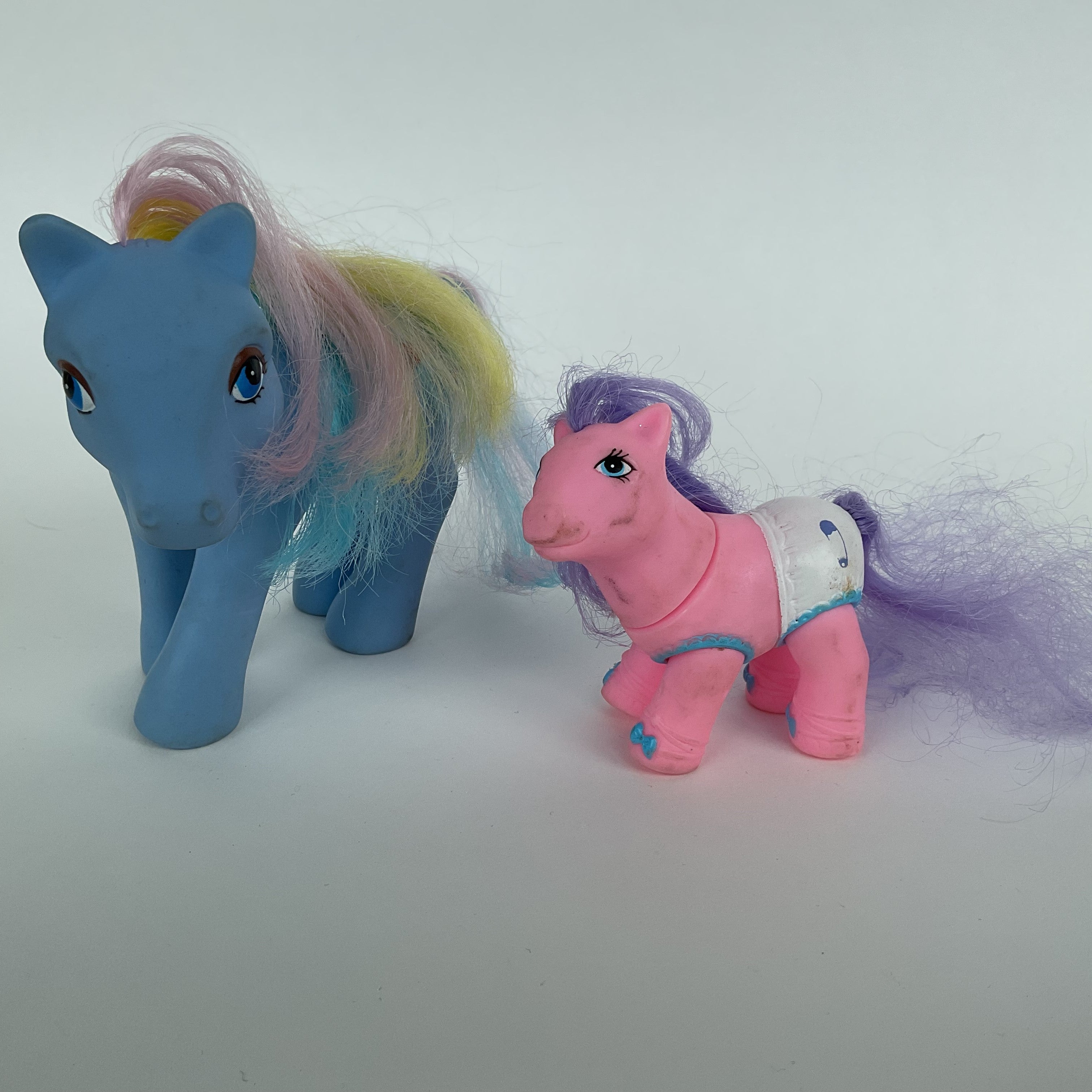 2 ponyfigurer i blå og pink/lilla farver – voksen + baby