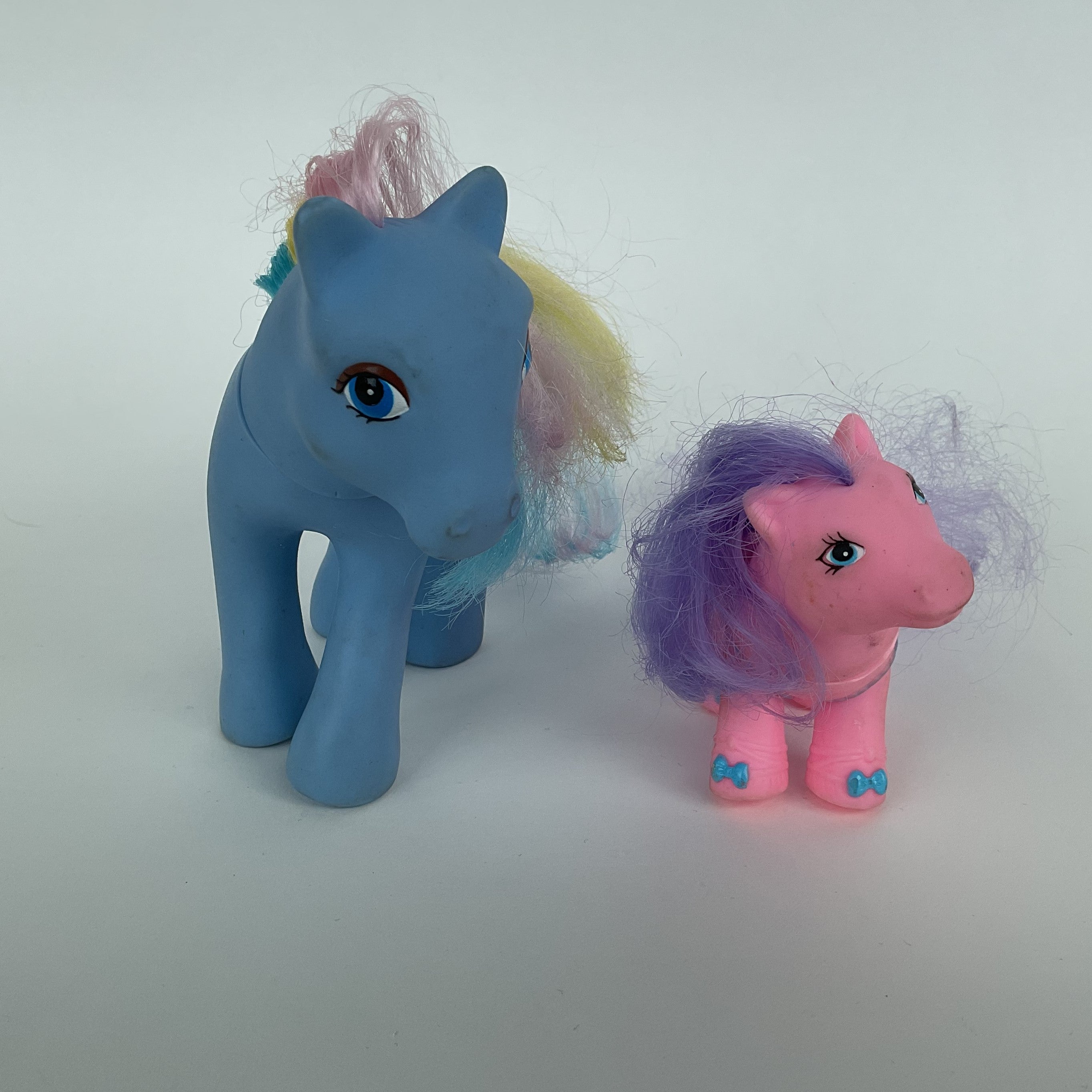 2 ponyfigurer i blå og pink/lilla farver – voksen + baby