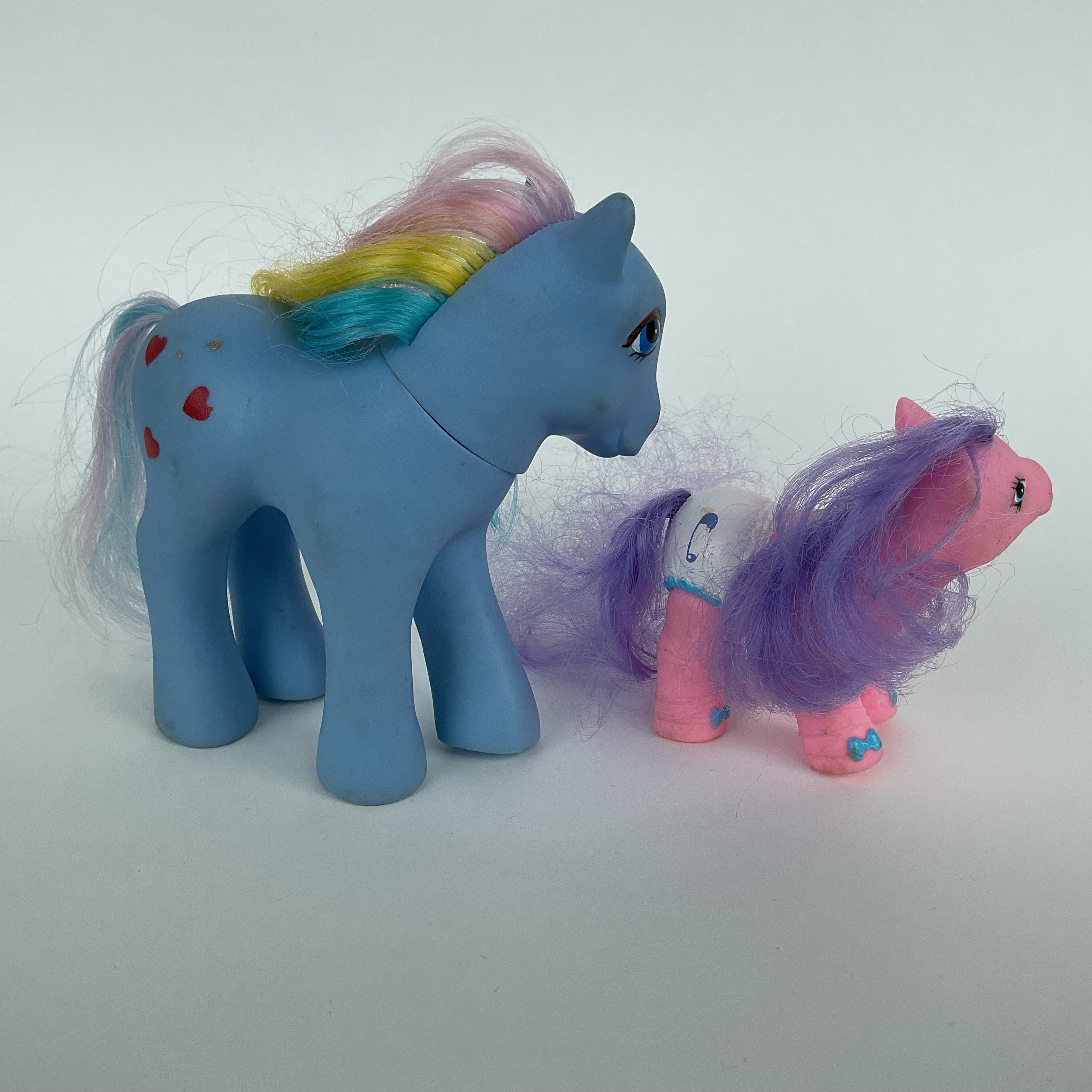 2 ponyfigurer i blå og pink/lilla farver – voksen + baby