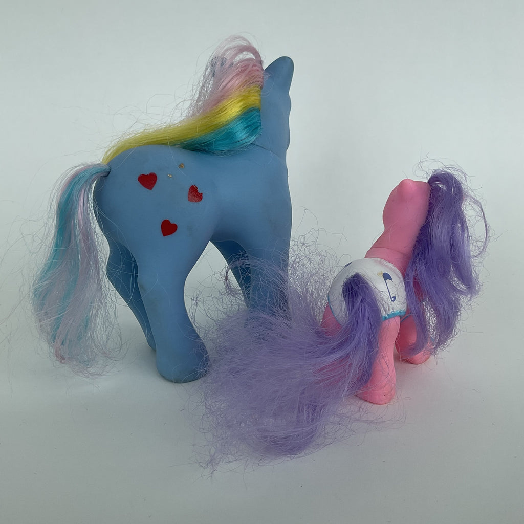 2 ponyfigurer i blå og pink/lilla farver – voksen + baby