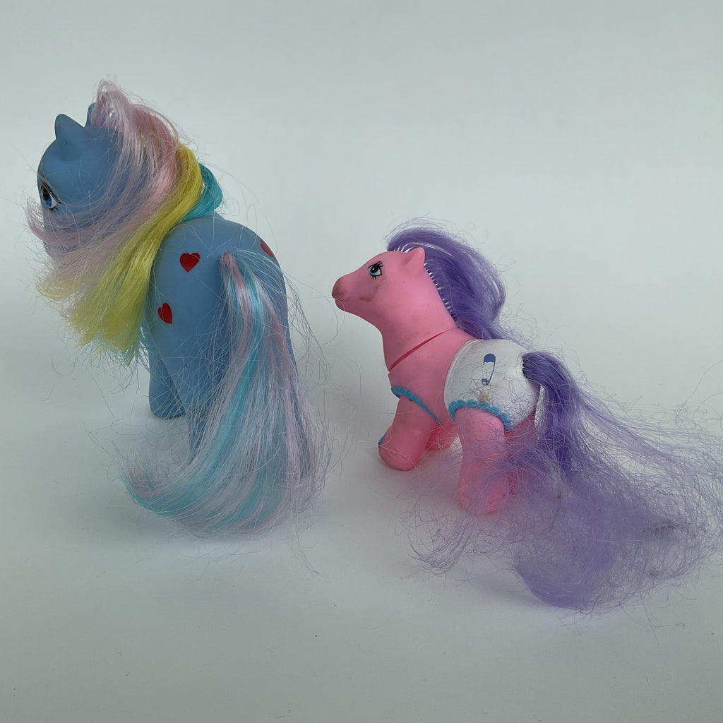 2 ponyfigurer i blå og pink/lilla farver – voksen + baby