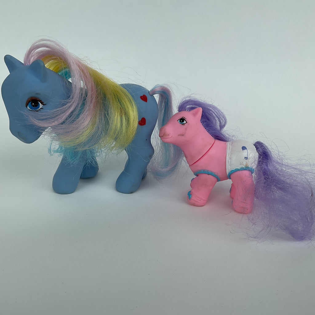 2 ponyfigurer i blå og pink/lilla farver – voksen + baby