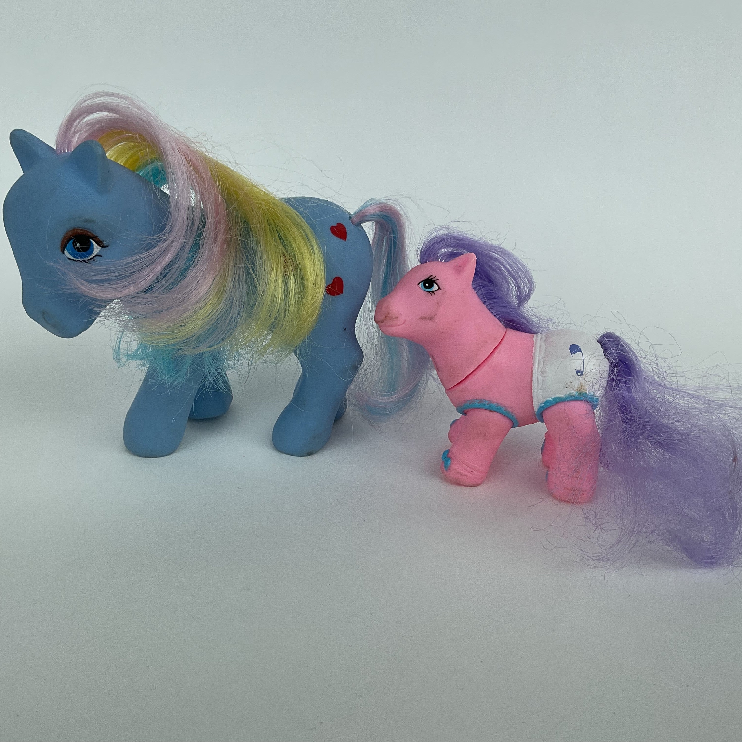 2 ponyfigurer i blå og pink/lilla farver – voksen + baby